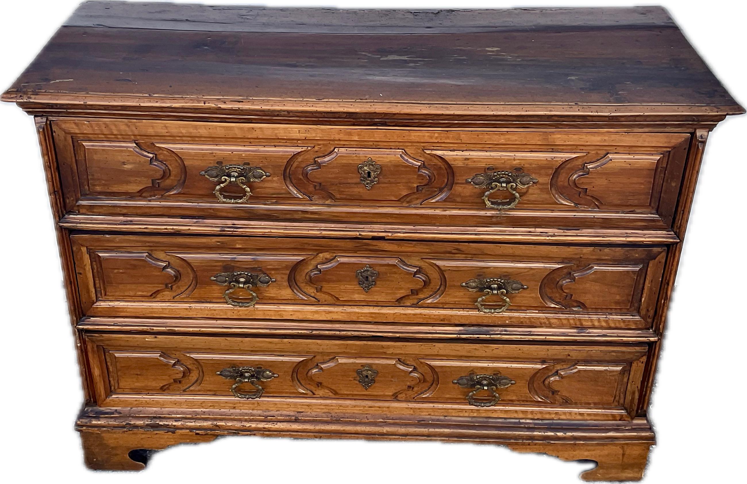 Italienische Kommode im Barockstil aus geschnitztem Nussbaumholz im Angebot 3