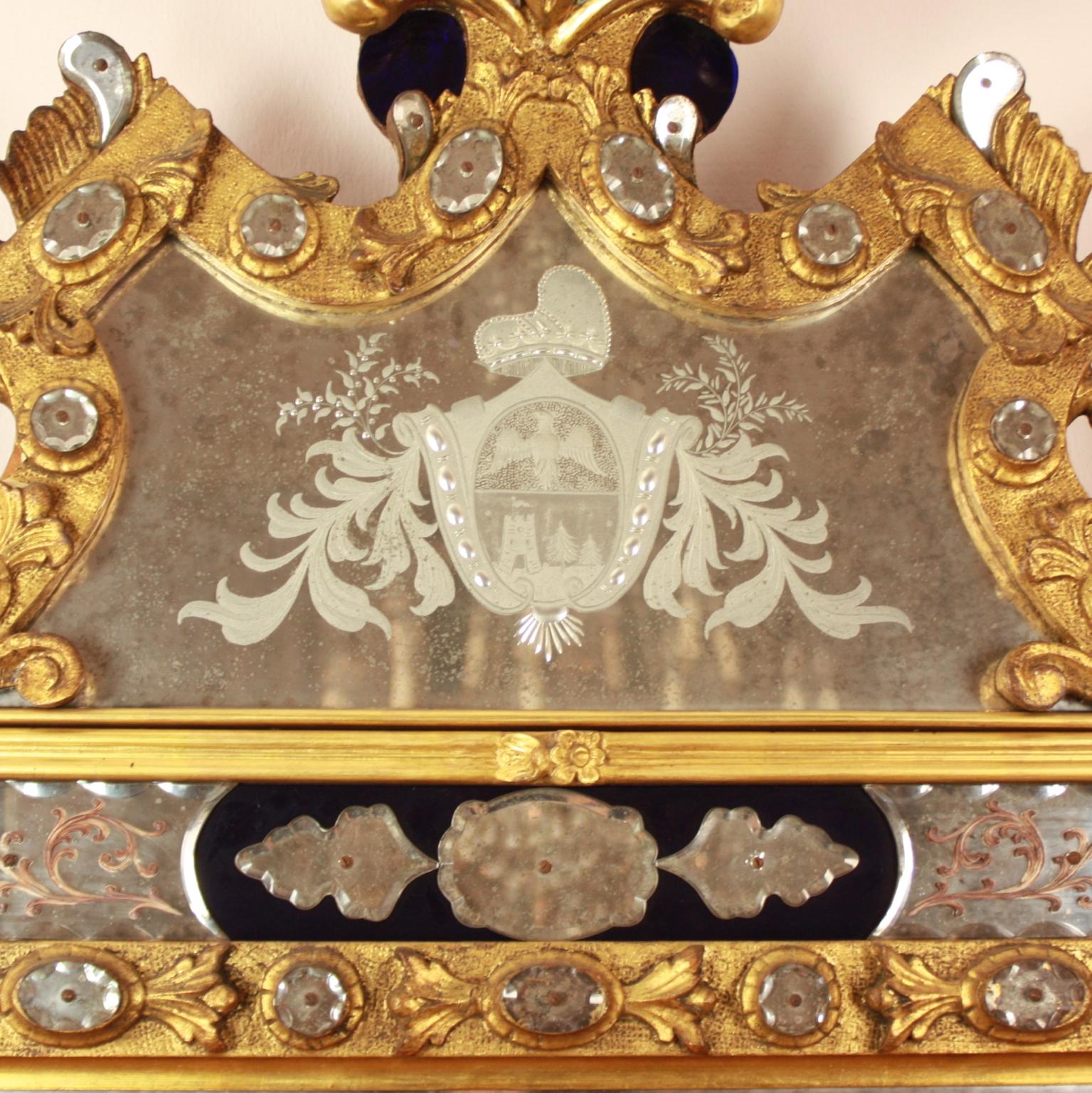Barocco Specchio in stile barocco italiano in legno dorato blu e vetro inciso in vendita