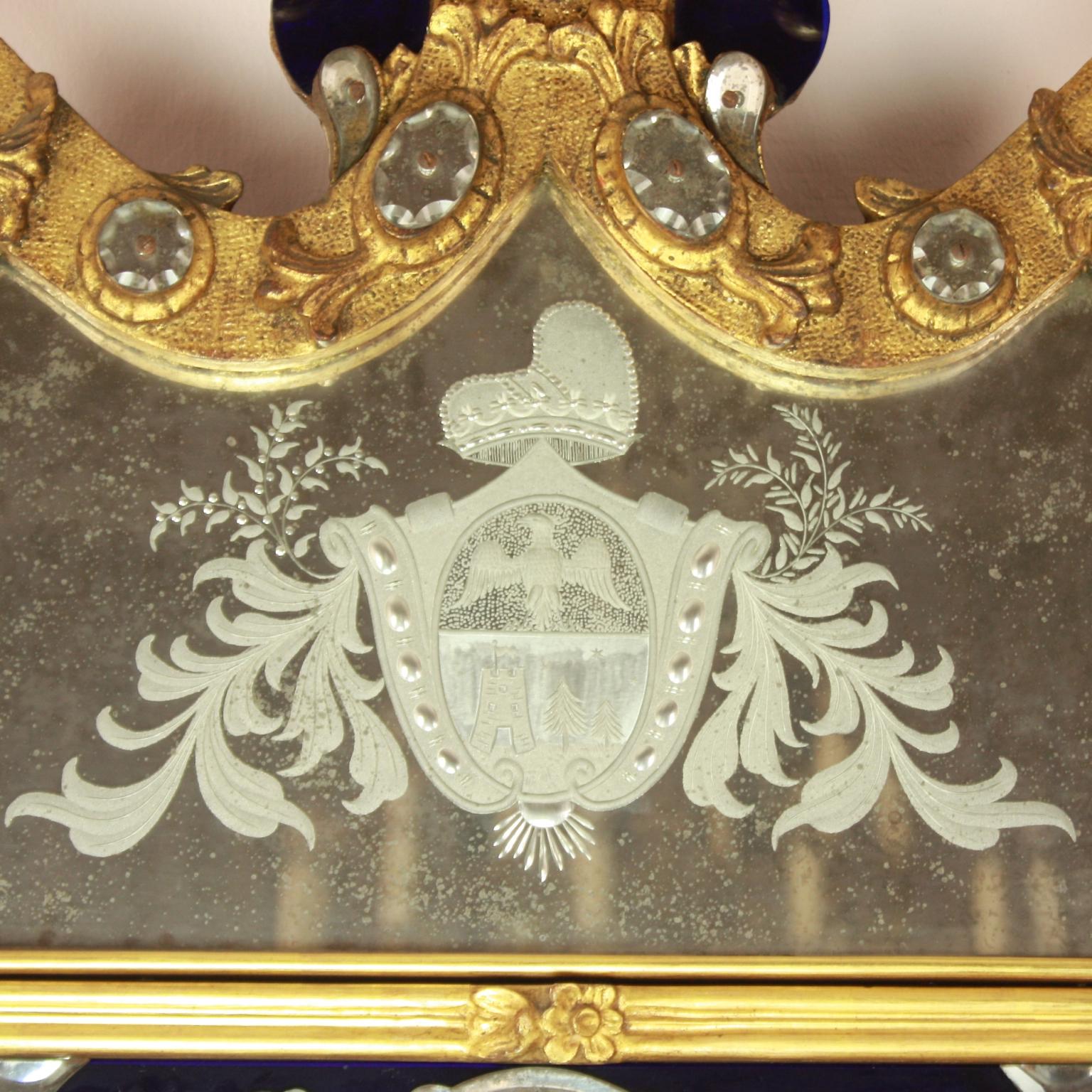 Italiano Specchio in stile barocco italiano in legno dorato blu e vetro inciso in vendita