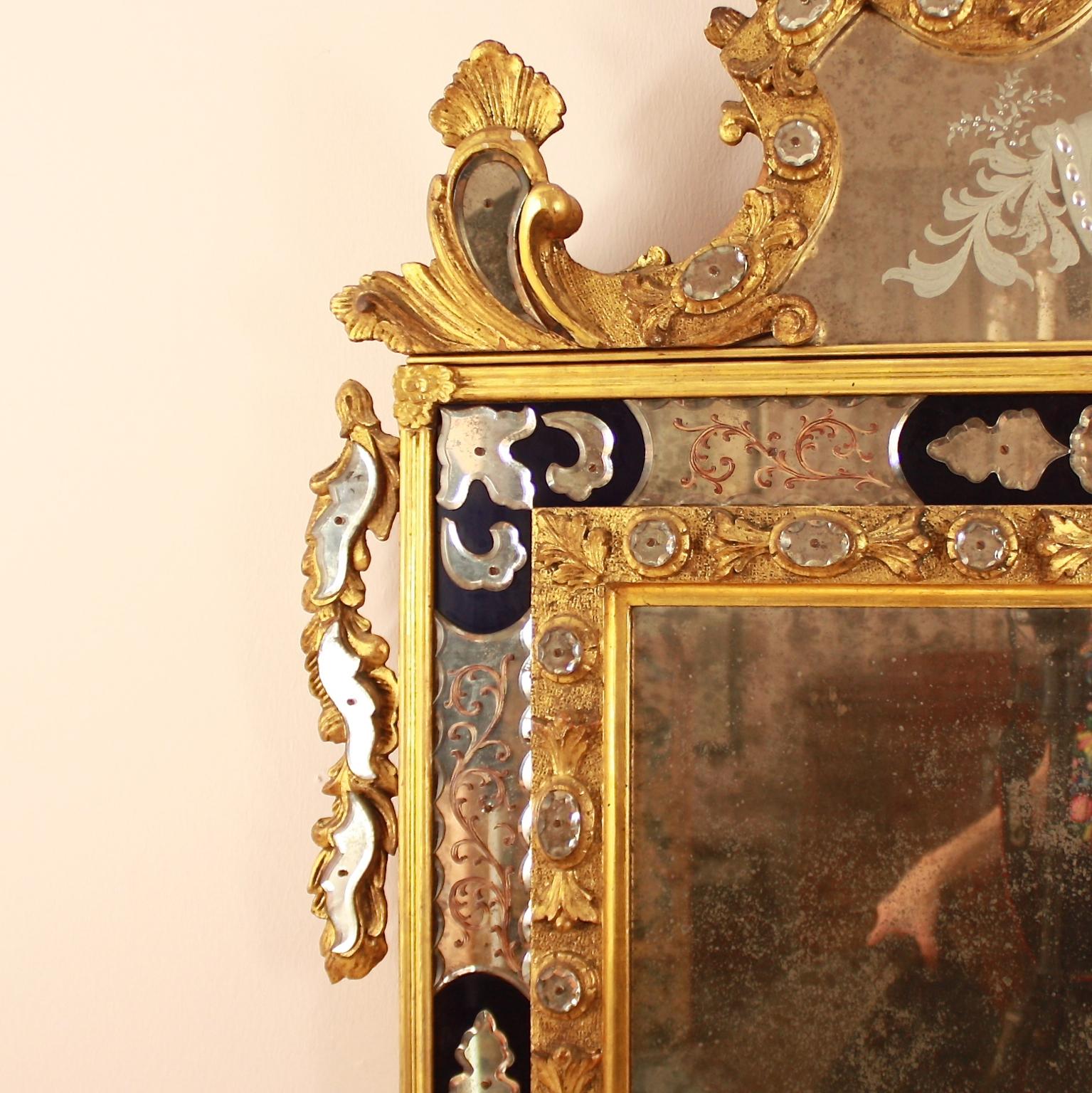Specchio in stile barocco italiano in legno dorato blu e vetro inciso In condizioni ottime in vendita a Berlin, DE