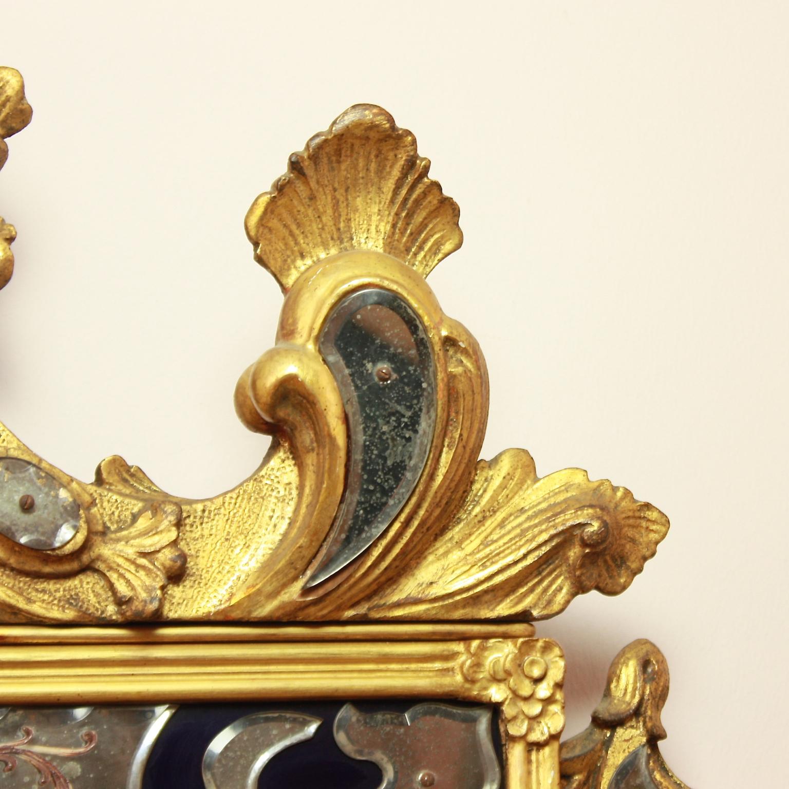 Vetro di Murano Specchio in stile barocco italiano in legno dorato blu e vetro inciso in vendita