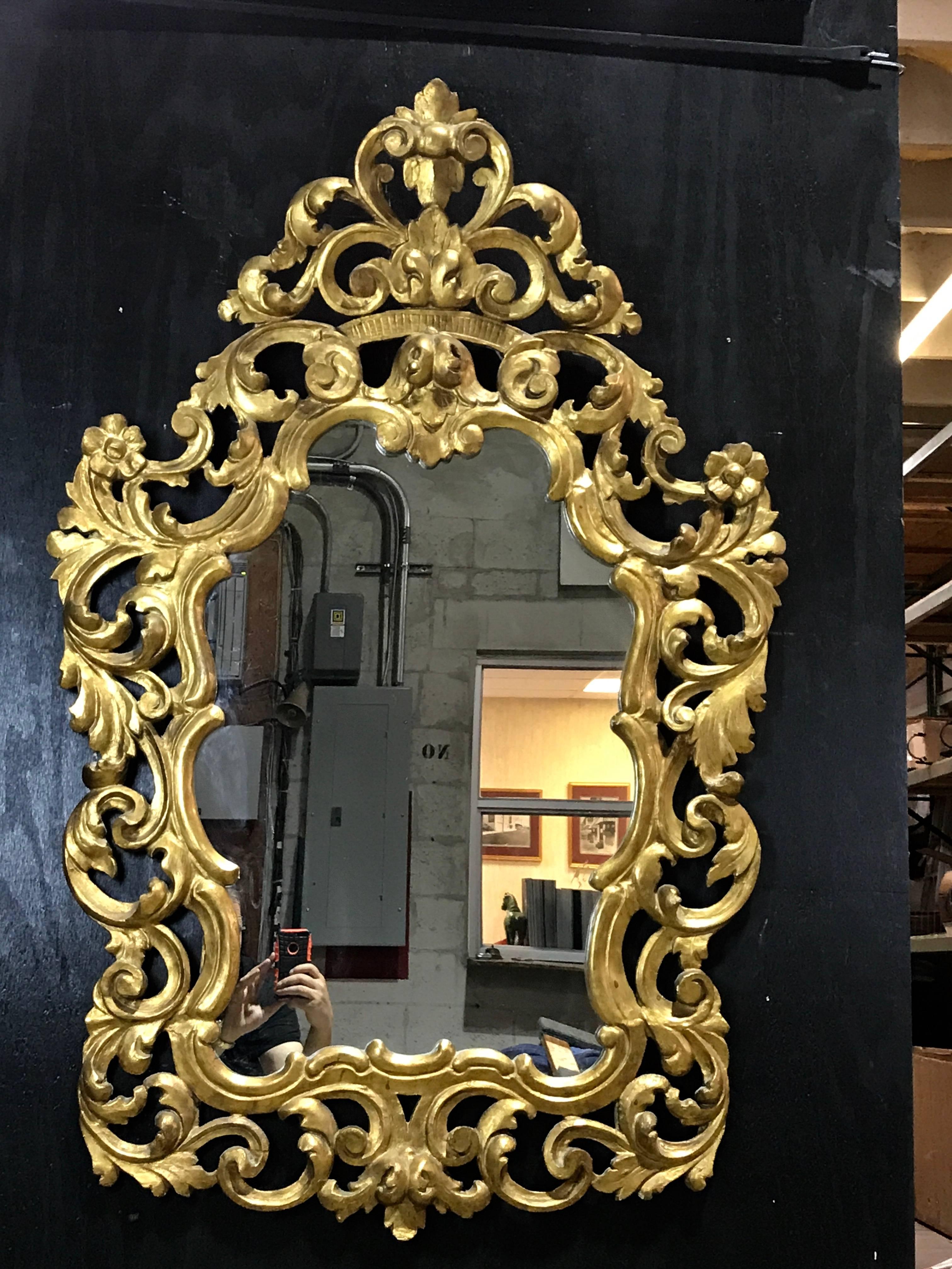 Italian Baroque style giltwood mirror of cartouche form the inset mirror plate measures 18