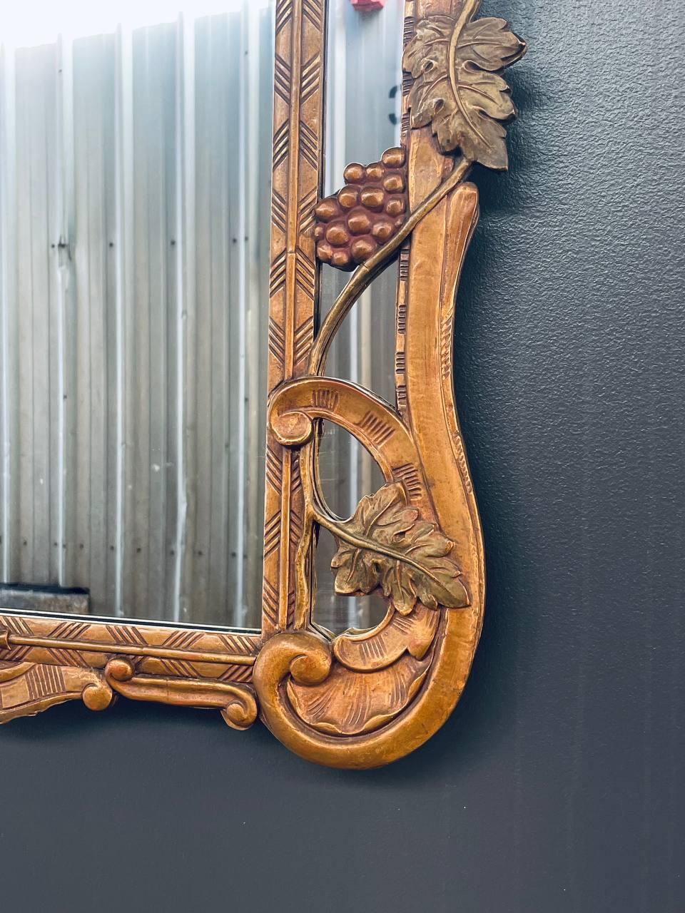 Miroir italien de style baroque en bois doré avec un motif de raisin et de vigne sculpté en vente 5