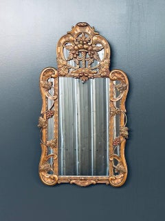 Espejo de madera dorada de estilo barroco italiano con motivo de uvas y vides talladas
