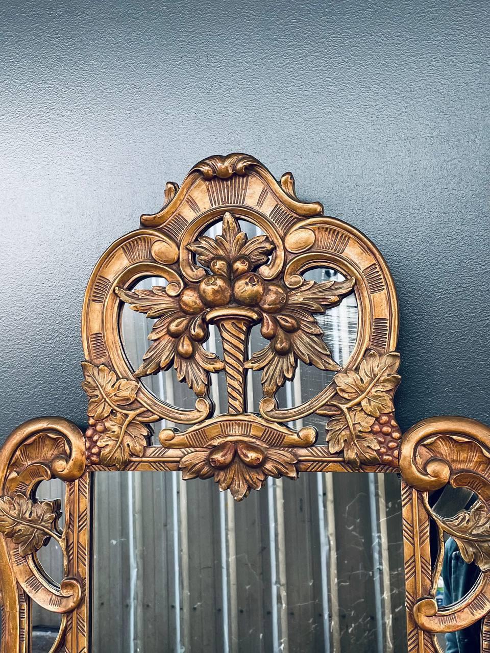 Italian Baroque Style Giltwood Mirror with a Carved Grape & Vine Motif In Good Condition For Sale In Los Angeles, CA