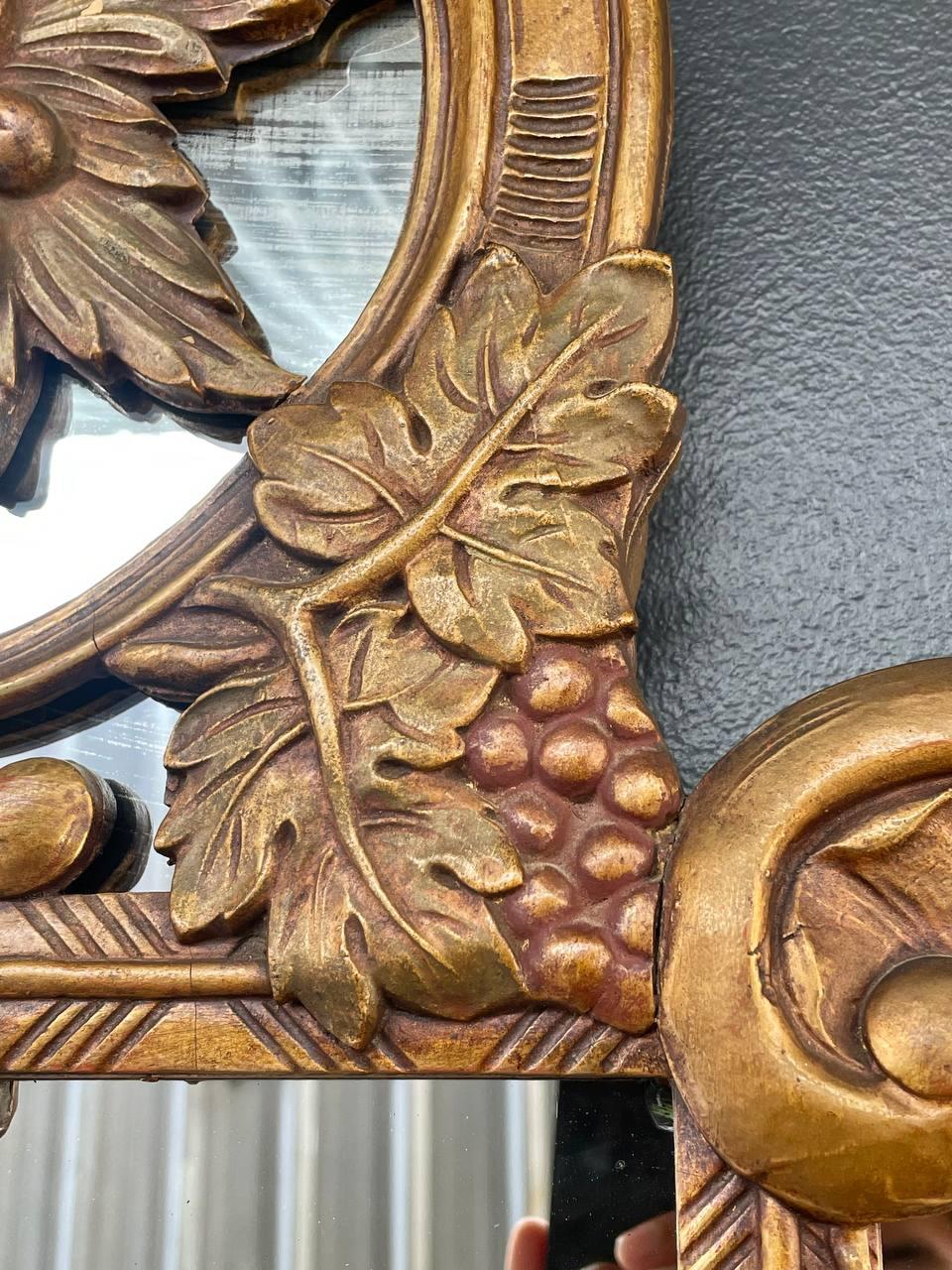 Milieu du XXe siècle Miroir italien de style baroque en bois doré avec un motif de raisin et de vigne sculpté en vente