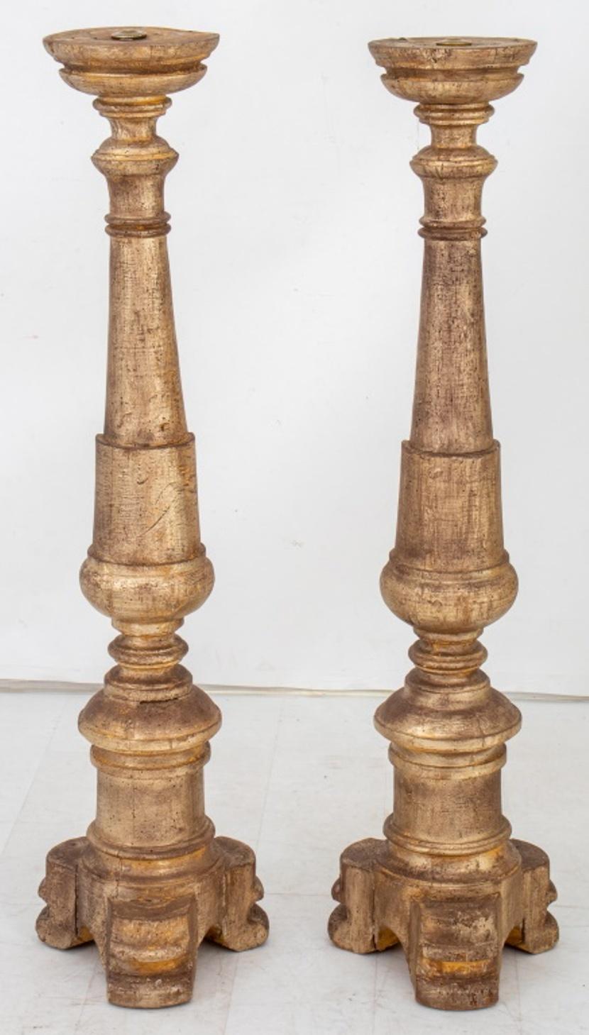Paire de torchères en bois doré de style baroque italien en vente 1