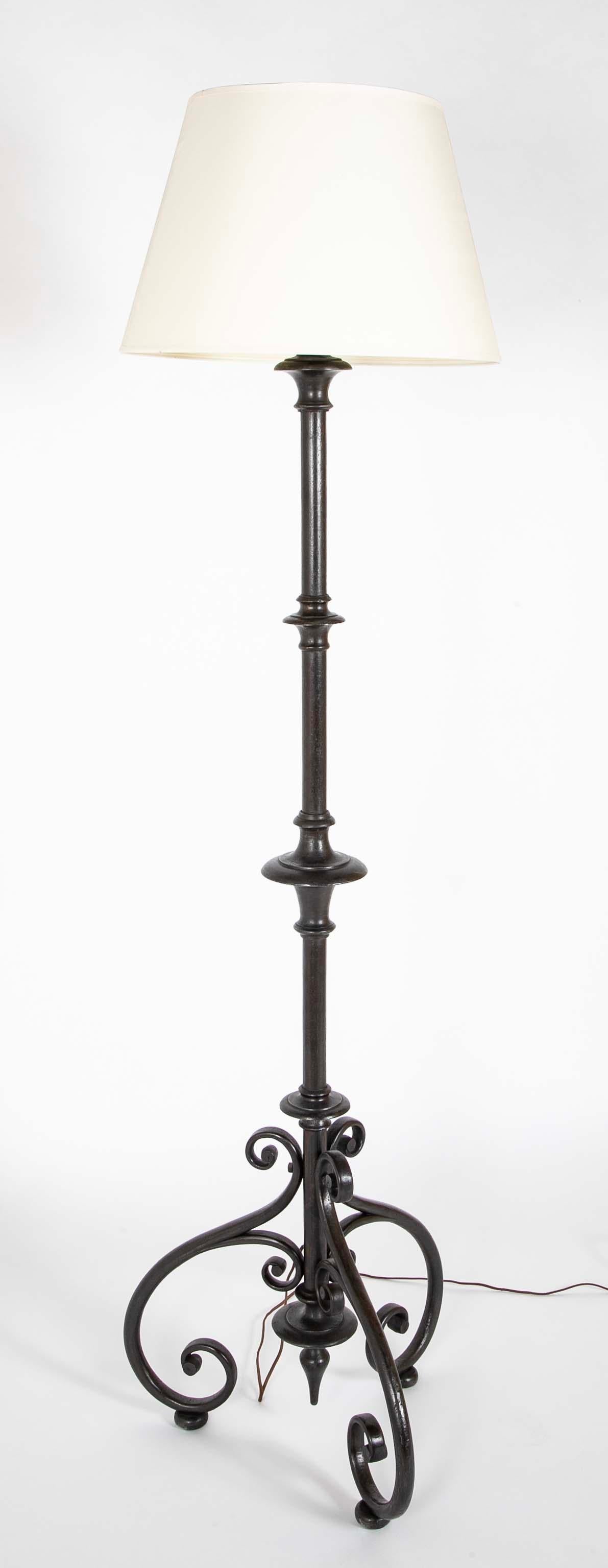 Lampada da terra a torchere in ferro in stile barocco italiano del XIX secolo, con base a treppiede a volute e splendide torniture. Con un'altezza di oltre due metri, questa lampada ha dimensioni impressionanti. Perfetto per una biblioteca, una