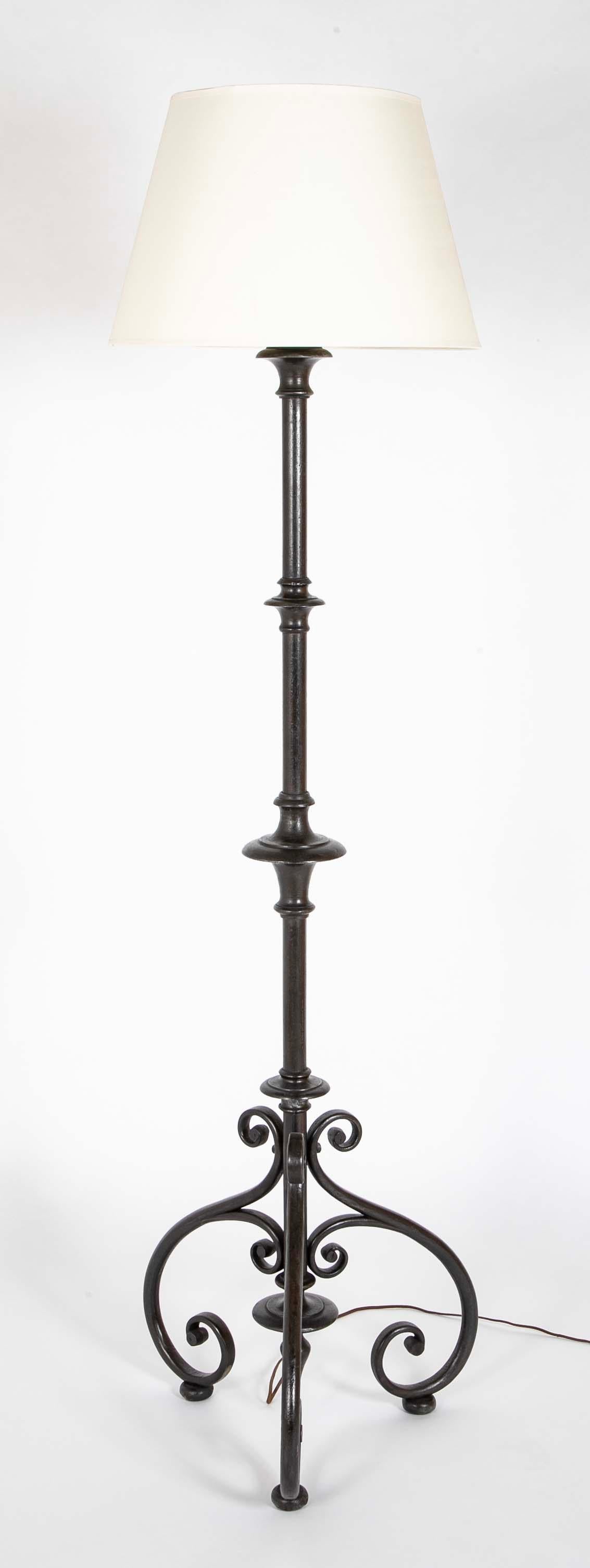 Lampada da terra a torchere in ferro in stile barocco italiano, scala grande in vendita 1