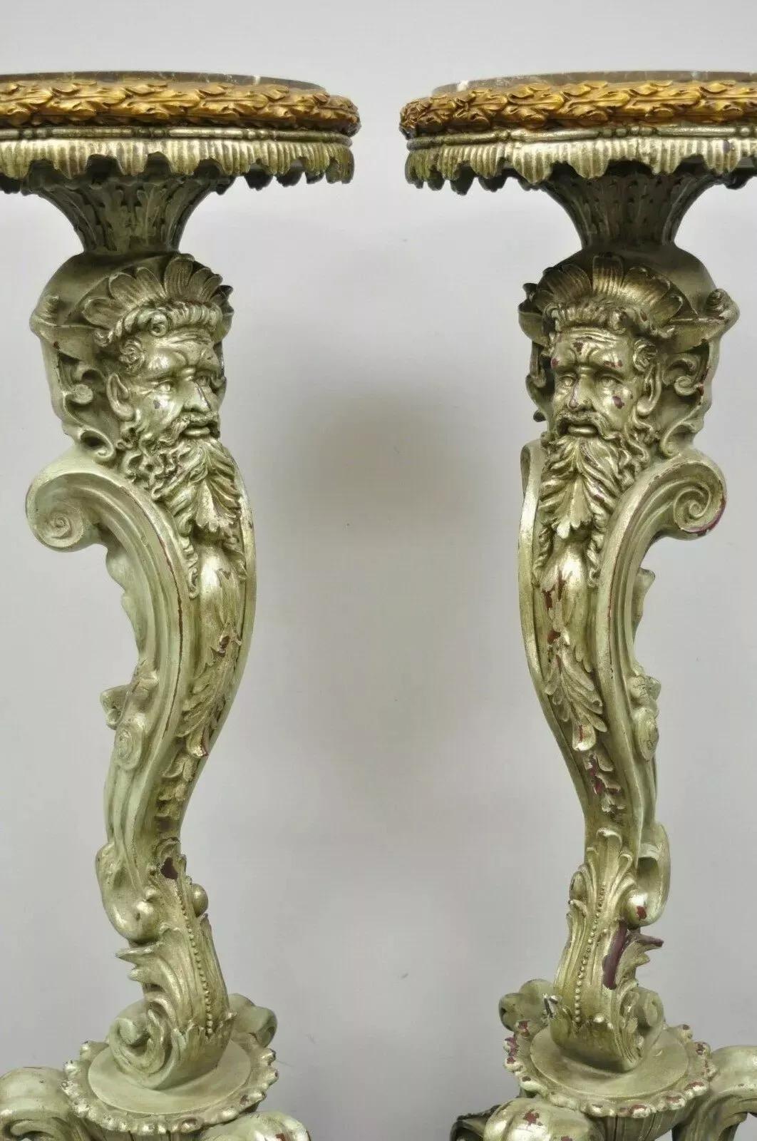 Piantana barocca italiana con piano in marmo con figura di uomo barbuto - una coppia. L'articolo è caratterizzato da piani rotondi in marmo, struttura in resina fusa, forme maestose con volti barbuti, finitura verde consumata, grande stile e forma.