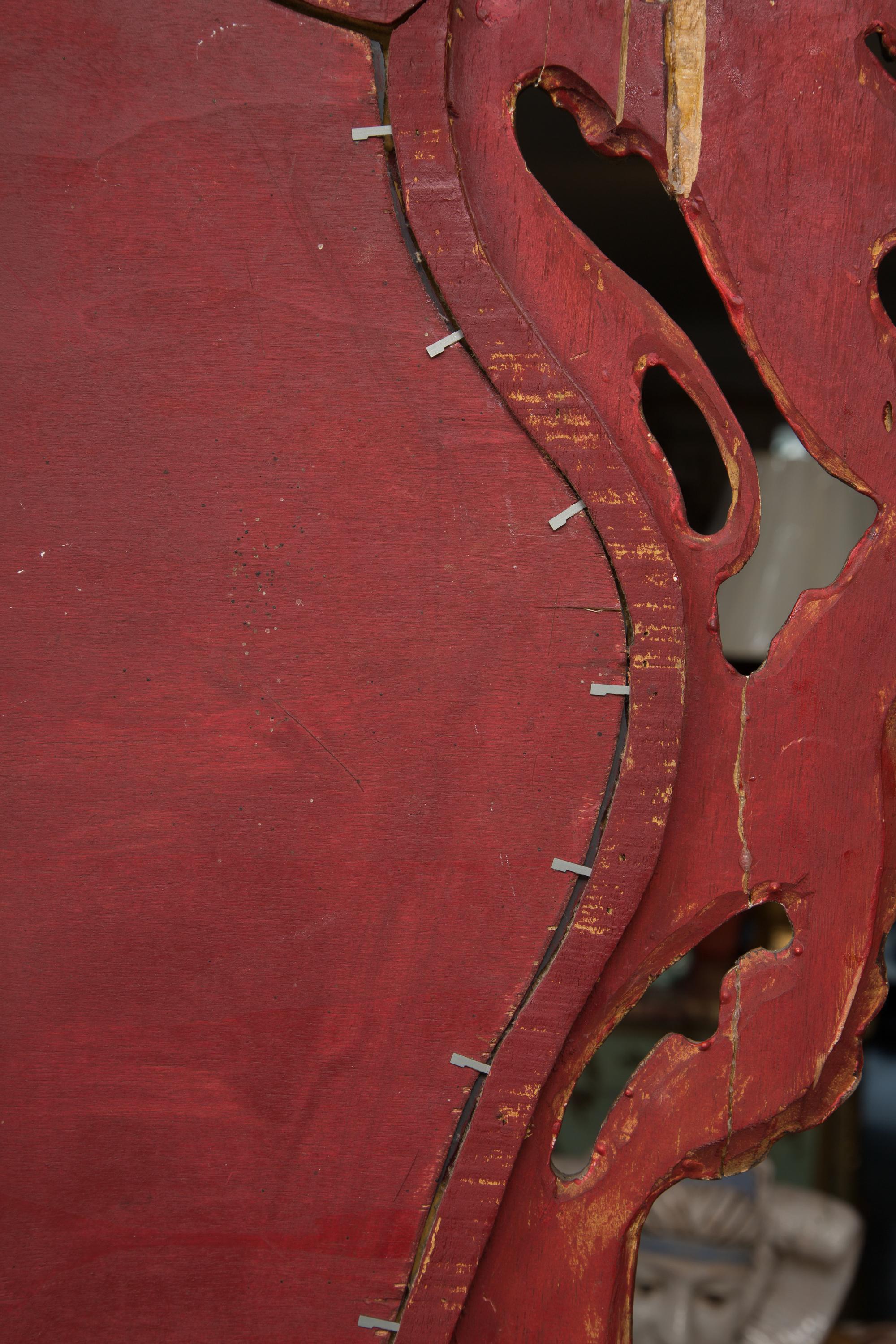 Dieser klassische, rot bemalte und paketversilberte italienische Barock-Wandspiegel ist von einem durchbrochenen Rahmen in Form einer Kartusche umgeben, 20. Jahrhundert.