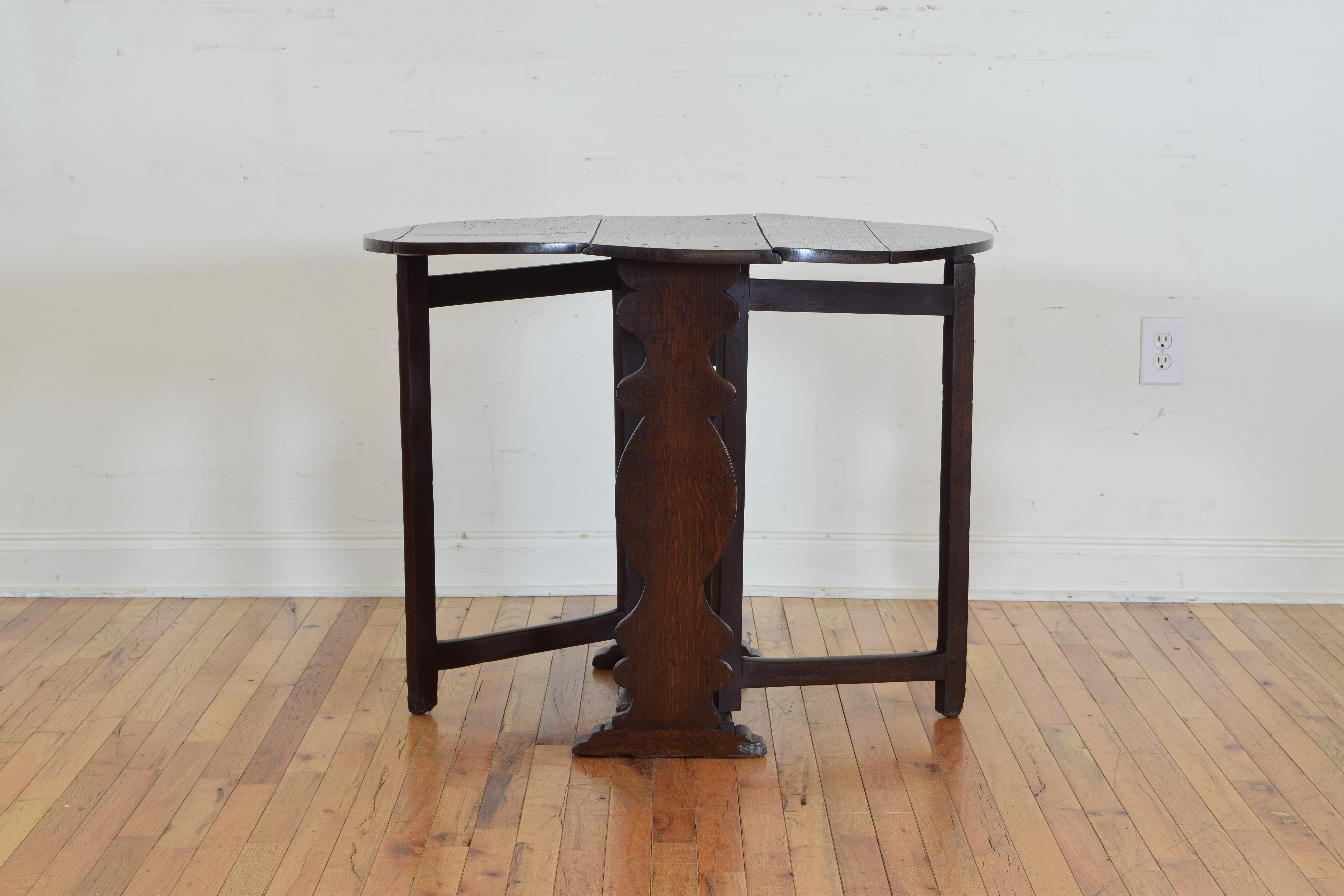 Italian Baroque Style Shaped Oak Drop-Leaf Trestle-Form Table In Good Condition In Atlanta, GA