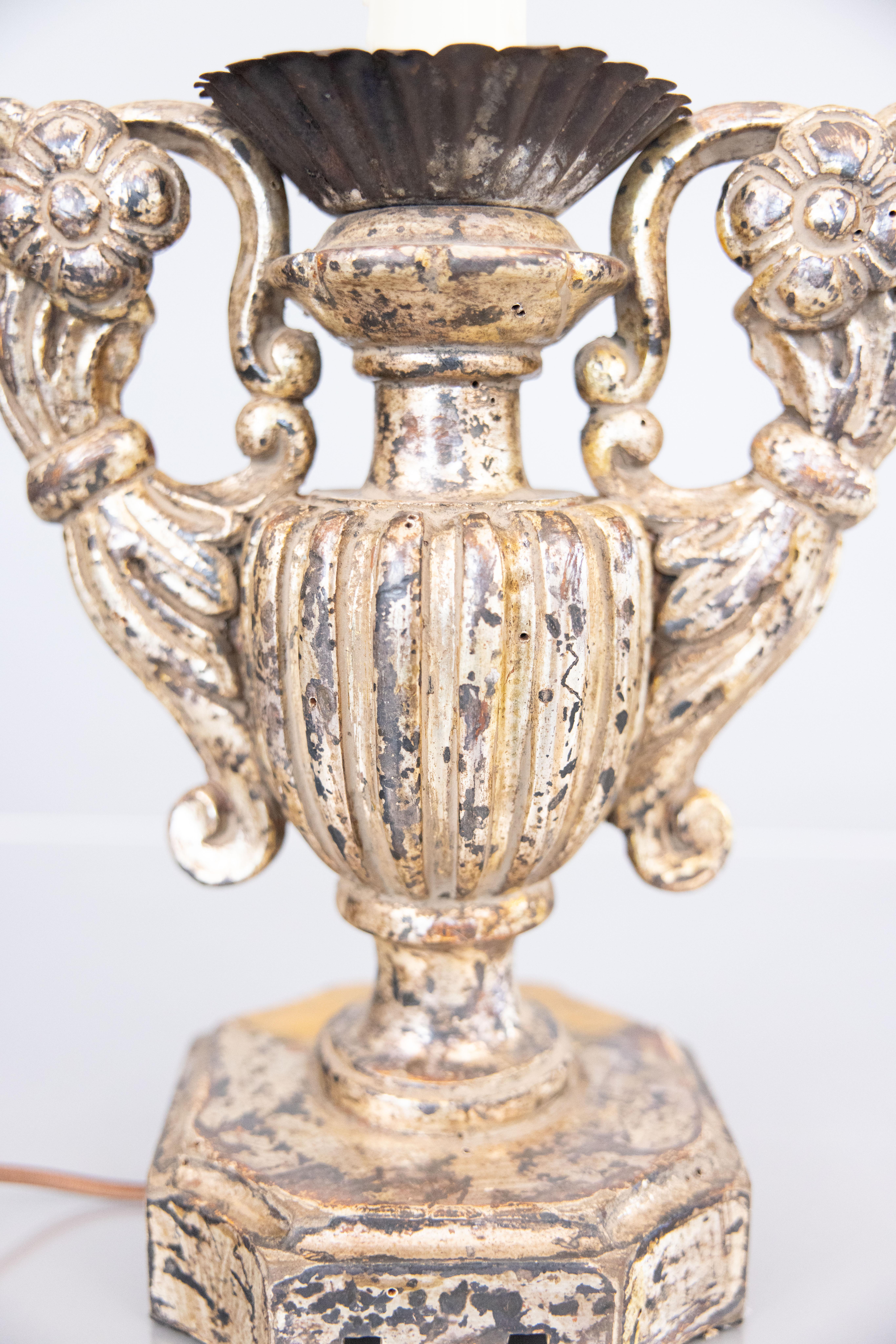 Lampada a candeliere in stile barocco italiano, in argento dorato e legno intagliato in vendita 3