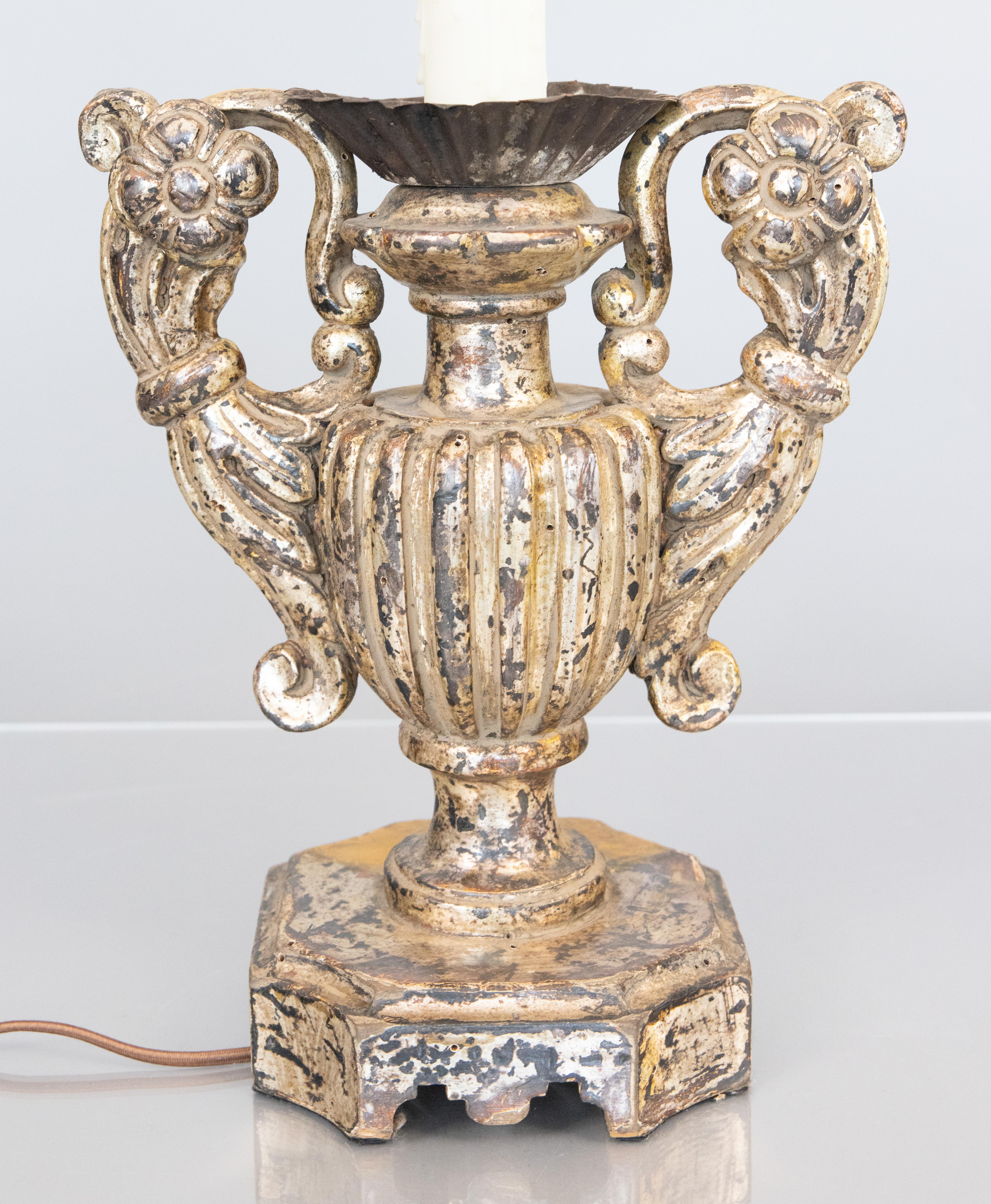 Una splendida lampada a candeliere in stile barocco italiano, intagliata a mano in legno dorato e argento. Questa lampada a candeliere ornata ha la forma di un vaso romano classico con dettagli floreali, un manicotto di cera che gocciola e una bella