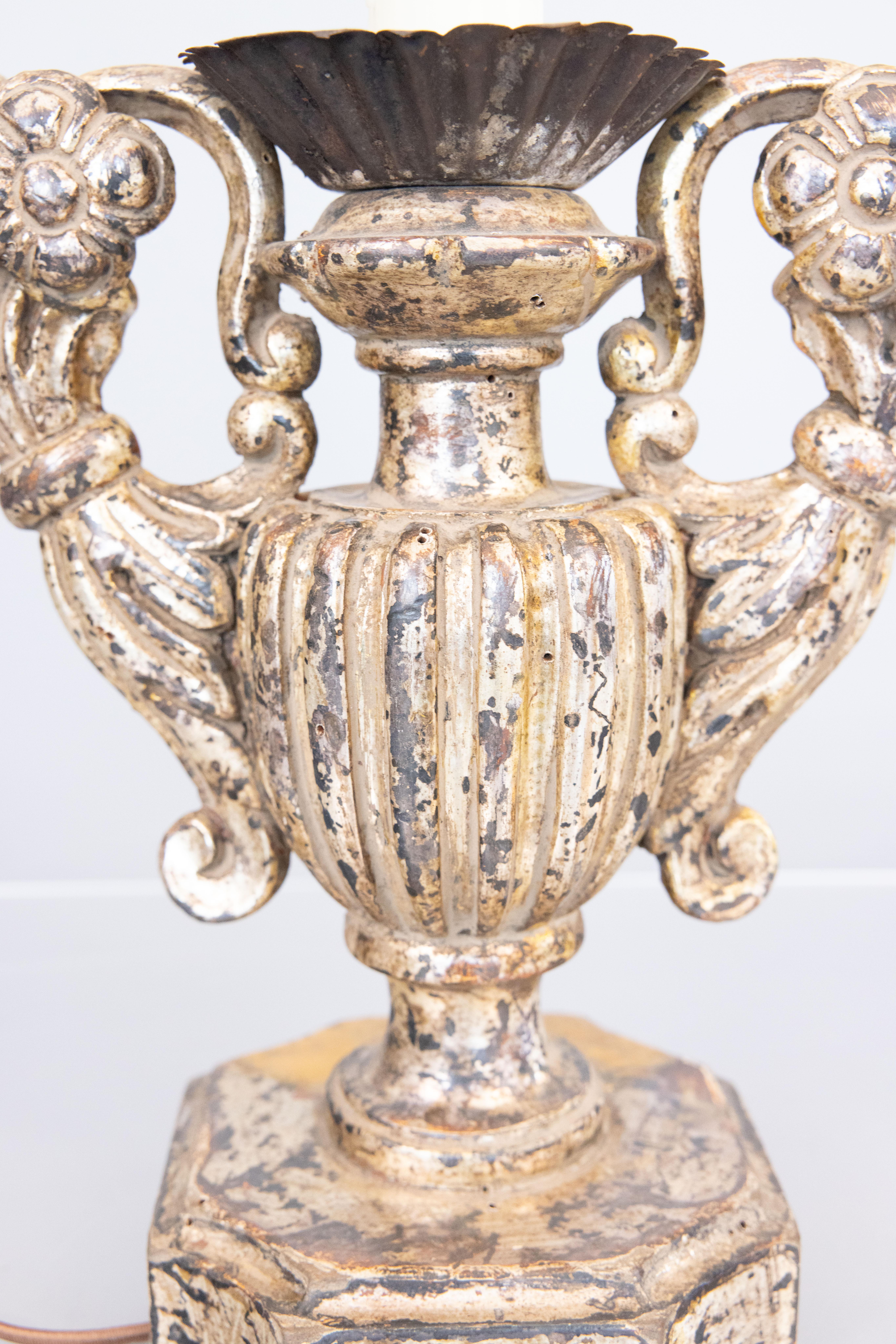 Italiano Lampada a candeliere in stile barocco italiano, in argento dorato e legno intagliato in vendita