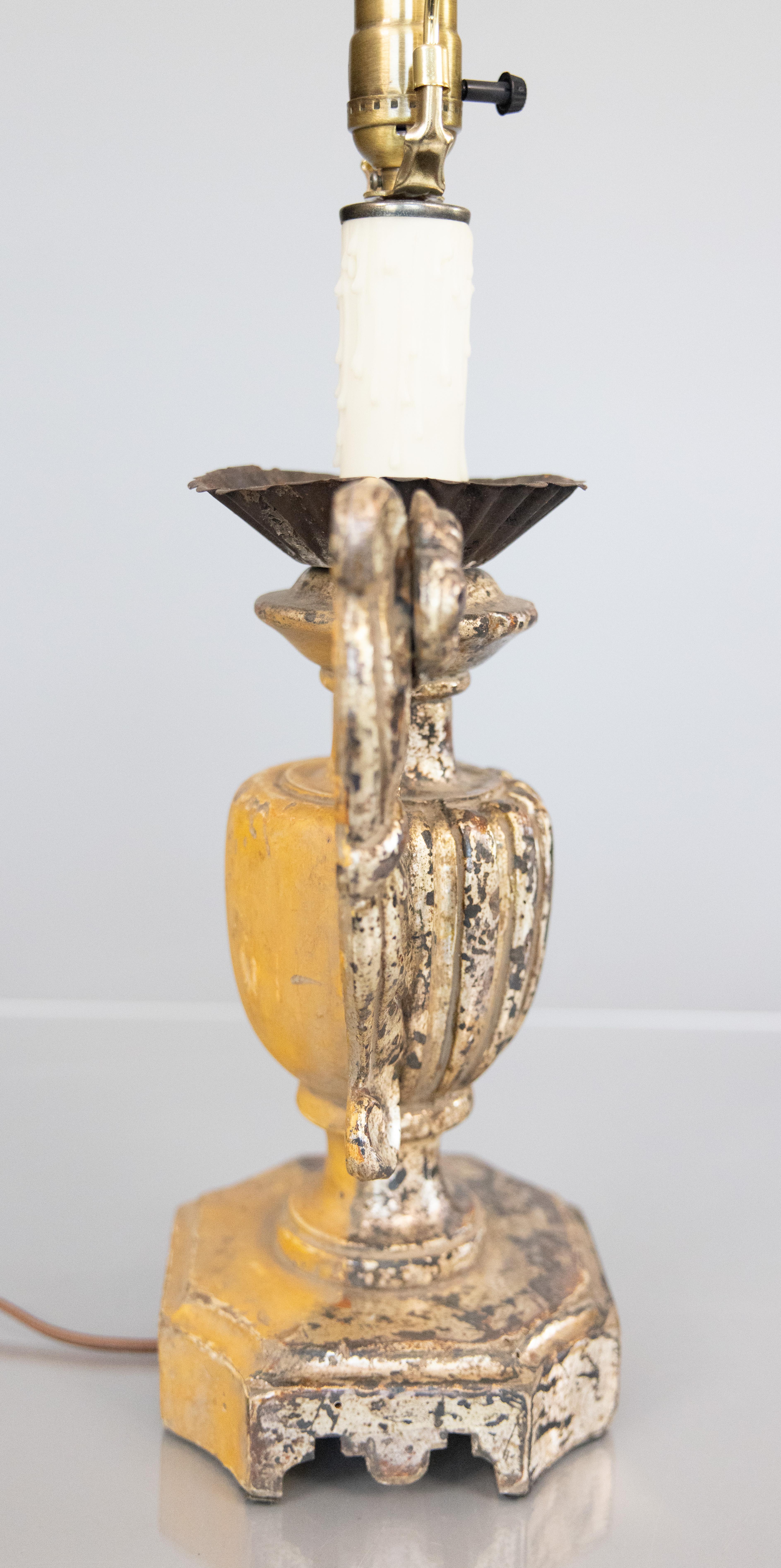 Intagliato a mano Lampada a candeliere in stile barocco italiano, in argento dorato e legno intagliato in vendita