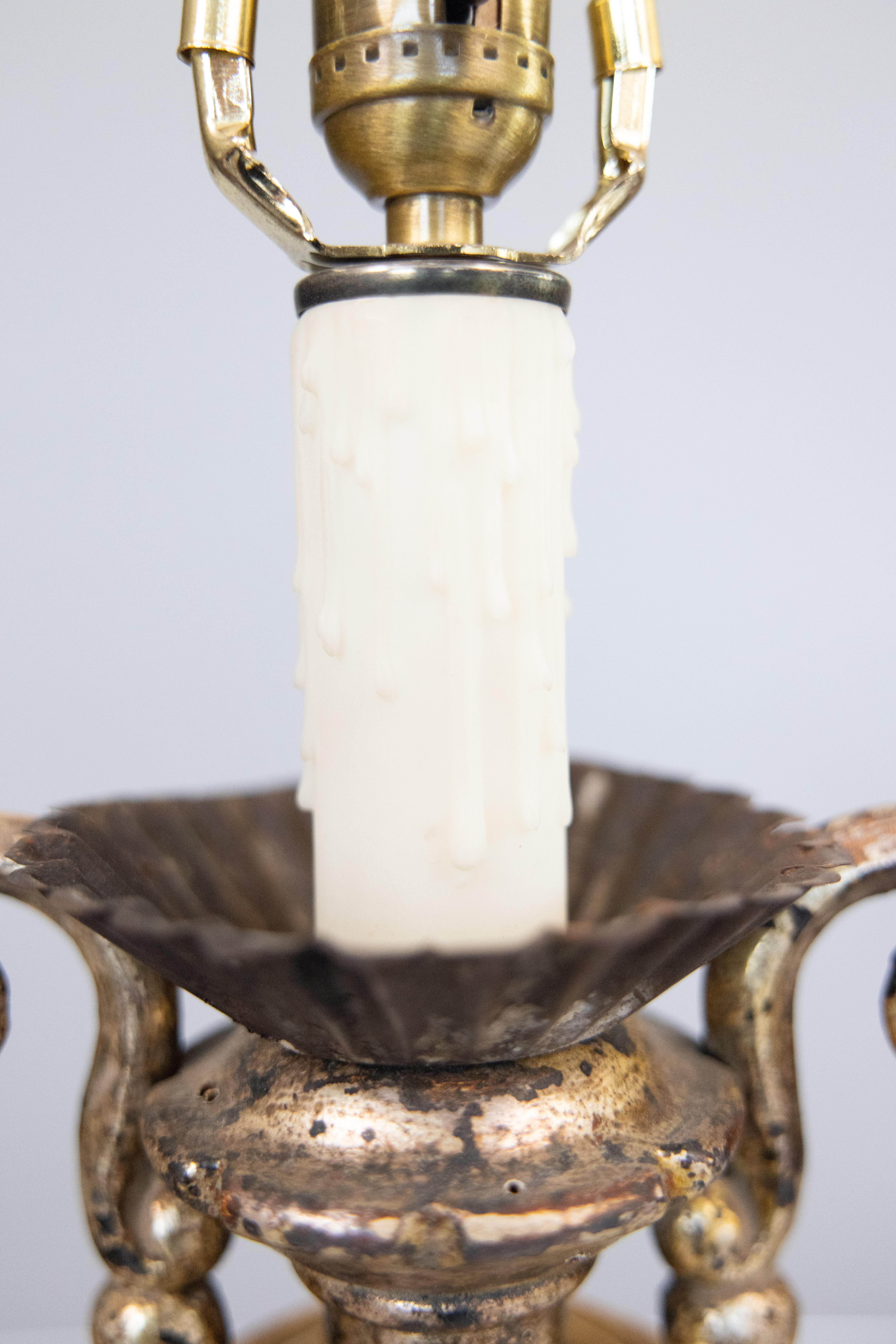 Metallo Lampada a candeliere in stile barocco italiano, in argento dorato e legno intagliato in vendita