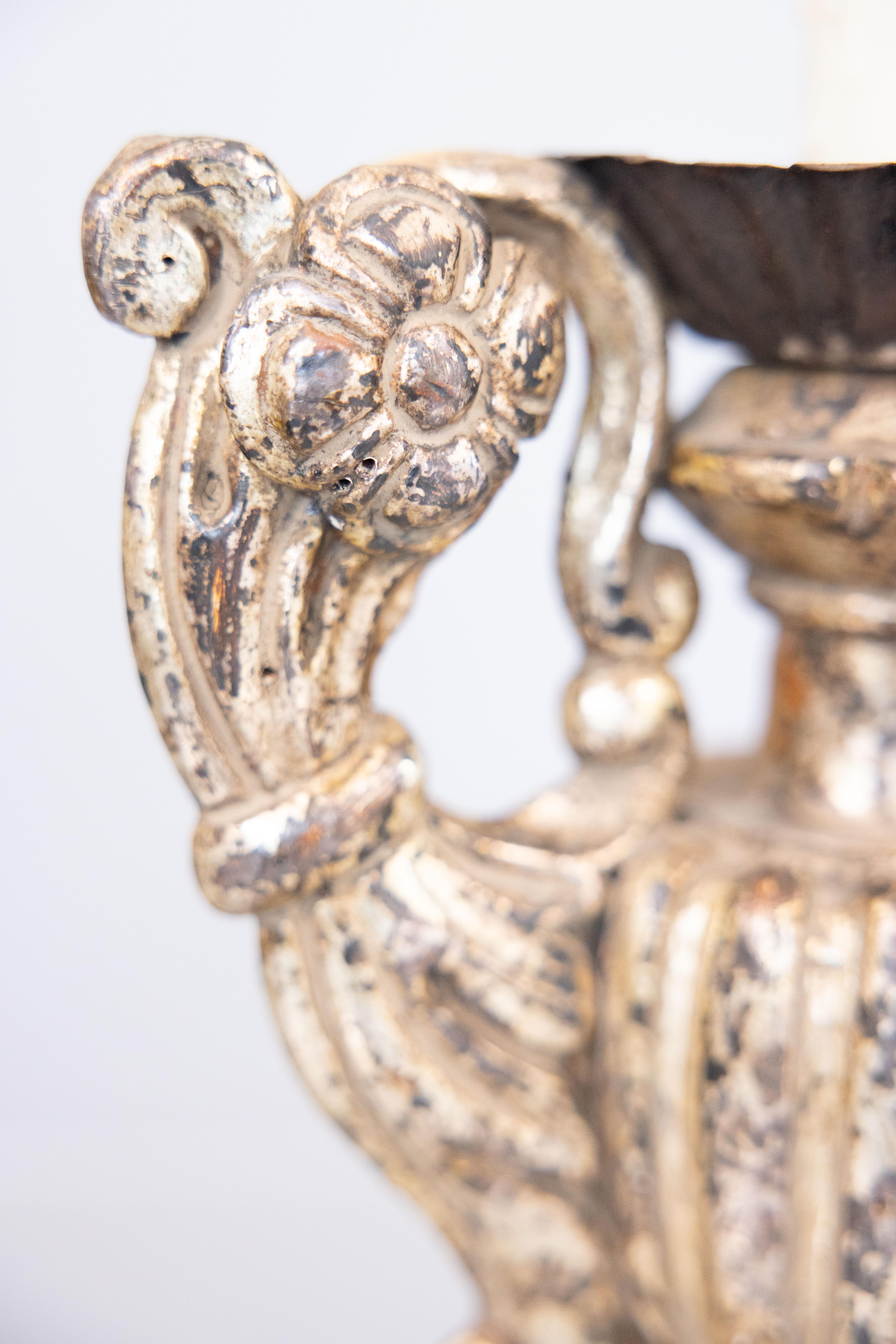 Lampada a candeliere in stile barocco italiano, in argento dorato e legno intagliato in vendita 1