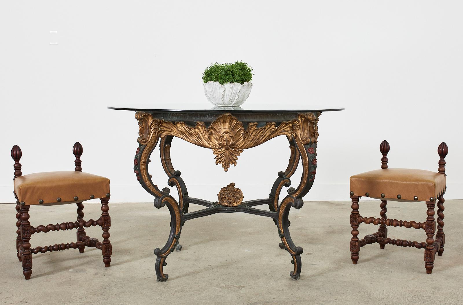 Opulent guéridon ou centre de table italien en bronze massif réalisé dans le grand goût baroque. La table présente une finition dorée parcellaire laquée avec une patine vieillie souhaitable. Chaque côté est centré d'un grand cartouche orné de gerbes