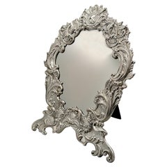 Miroir de table de style baroque italien en argent massif 800 avec dos en velours.