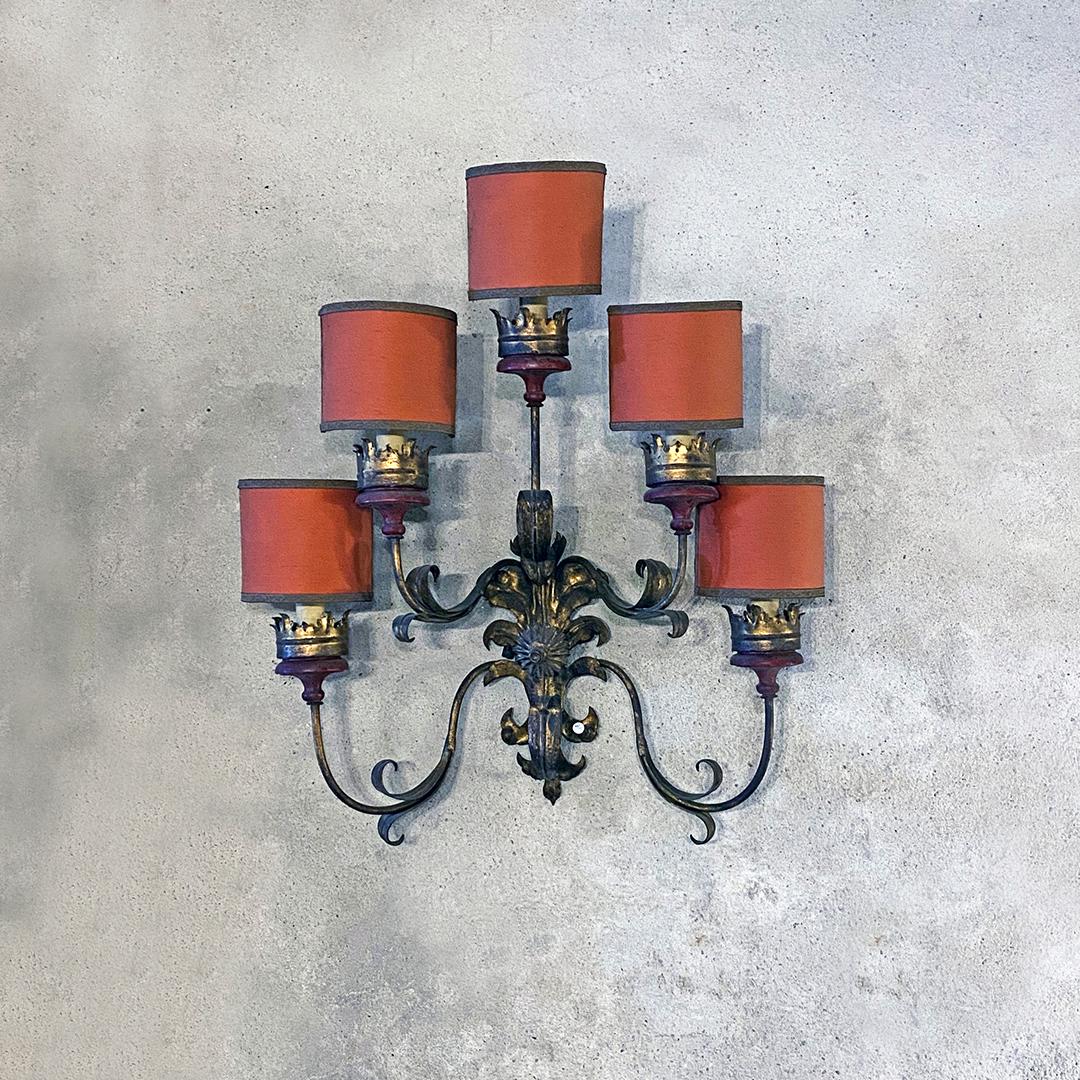Italian Baroque style wall lamp with five arms, original red lampshades, 1950s
Baroque style wall lamp composed of five arms with Baroque floral decorations and lampshades in dull red, original fabric.

Good general conditions, plant