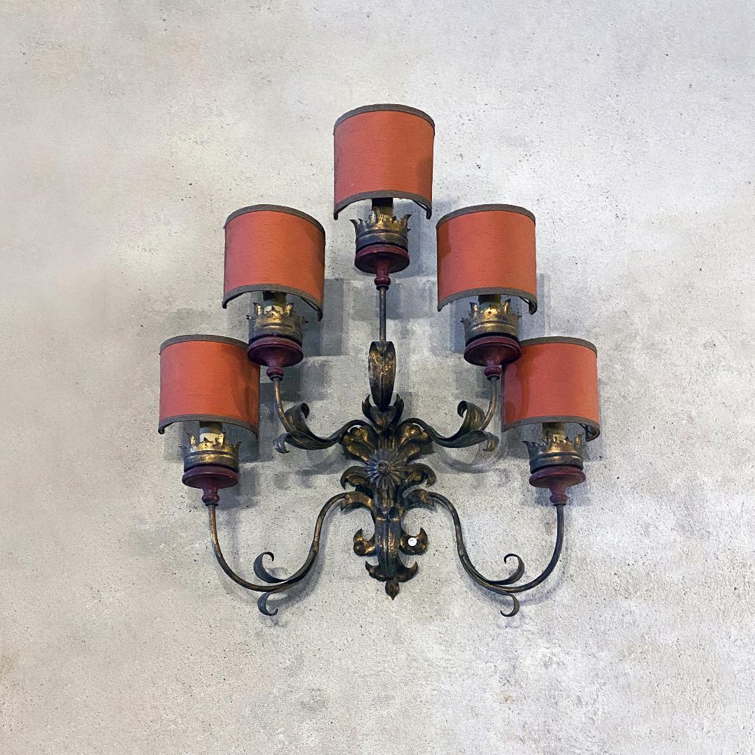 Italienische Wandleuchte im Barockstil mit fünf Armen, original rote Lampenschirme, 1950er Jahre im Zustand „Gut“ im Angebot in MIlano, IT
