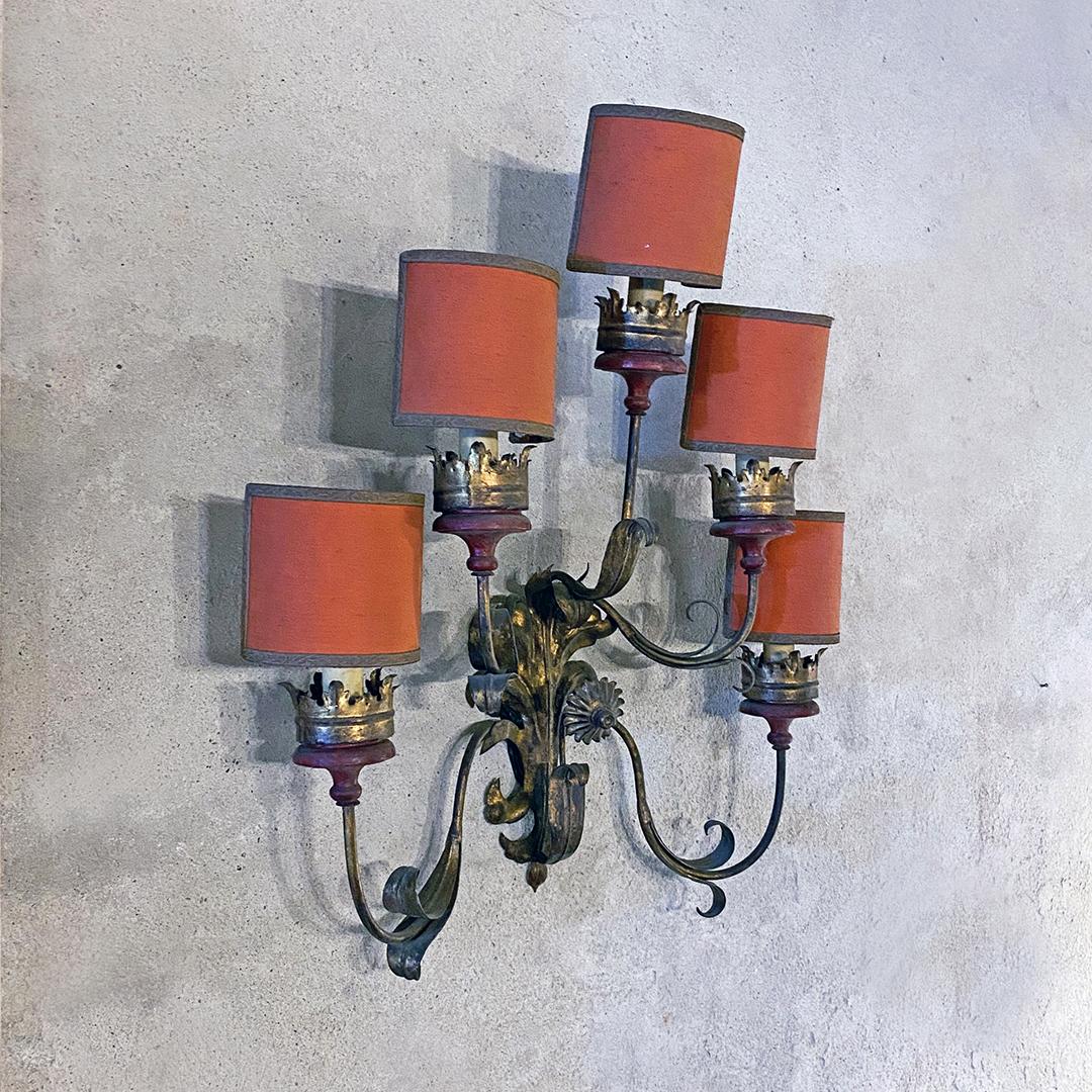 Italian Baroque Style Wall Lamp with Five Arms, Original Red Lampshades, 1950s In Good Condition For Sale In MIlano, IT
