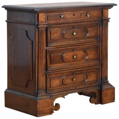 Italian Baroque Style Walnut 4-Door Cassettone, Mid-19th Century or Earlier