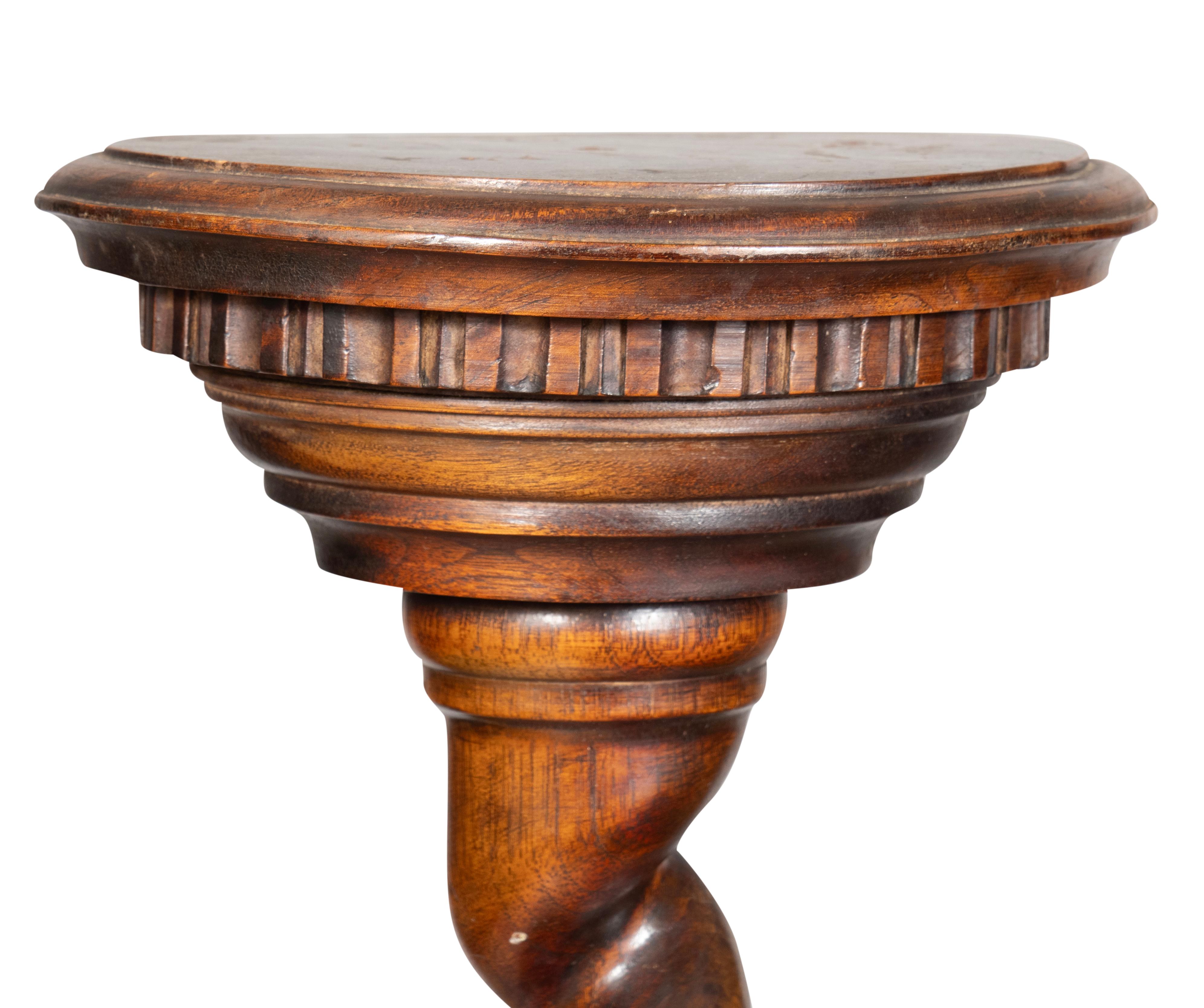 Italiano Candeliere in legno di noce in stile barocco italiano in vendita