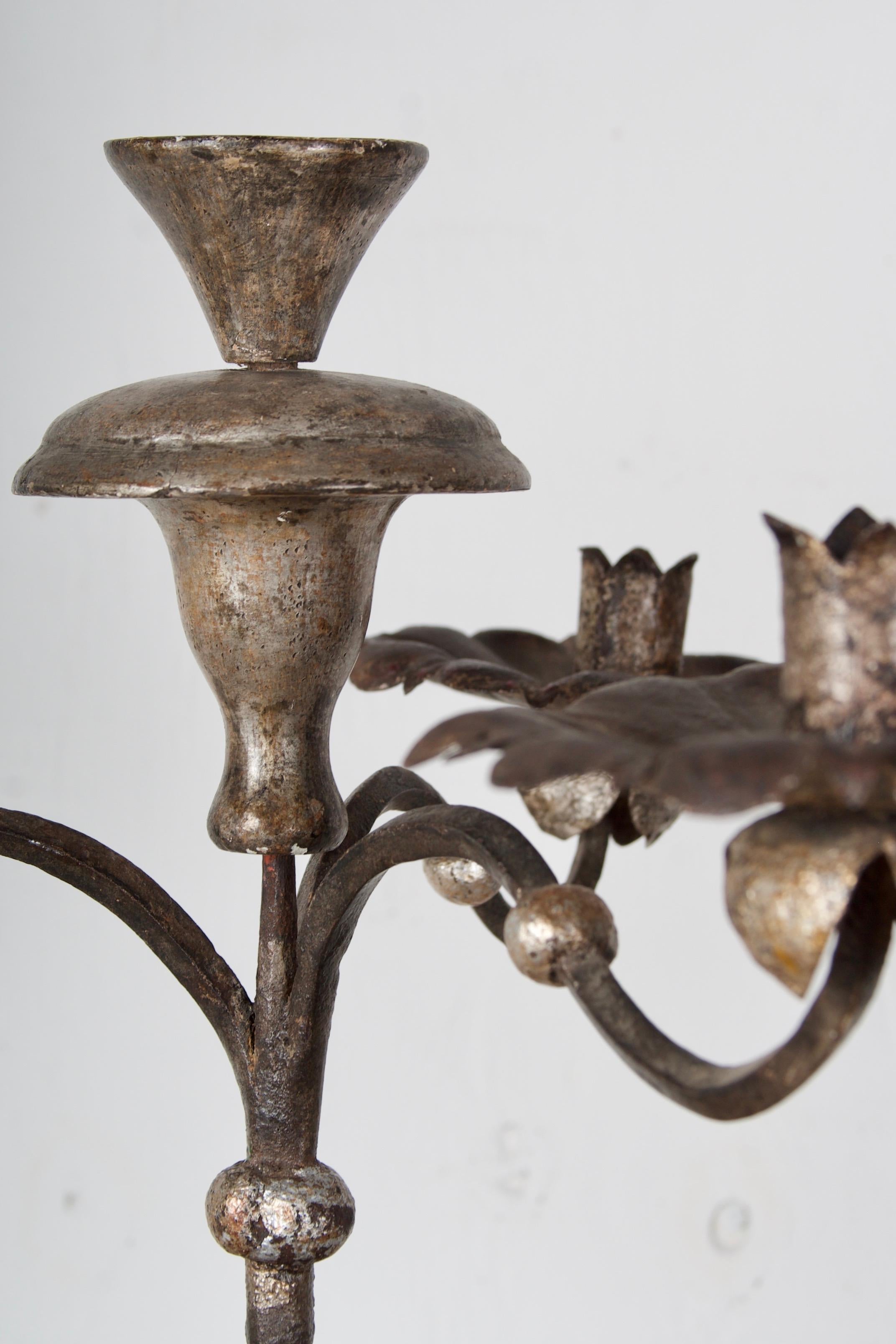 Antike Kerzenständer/ Fackeln, handgeschnitztes Holz und geschmiedetes Eisen. Drei Leuchten im Angebot 1