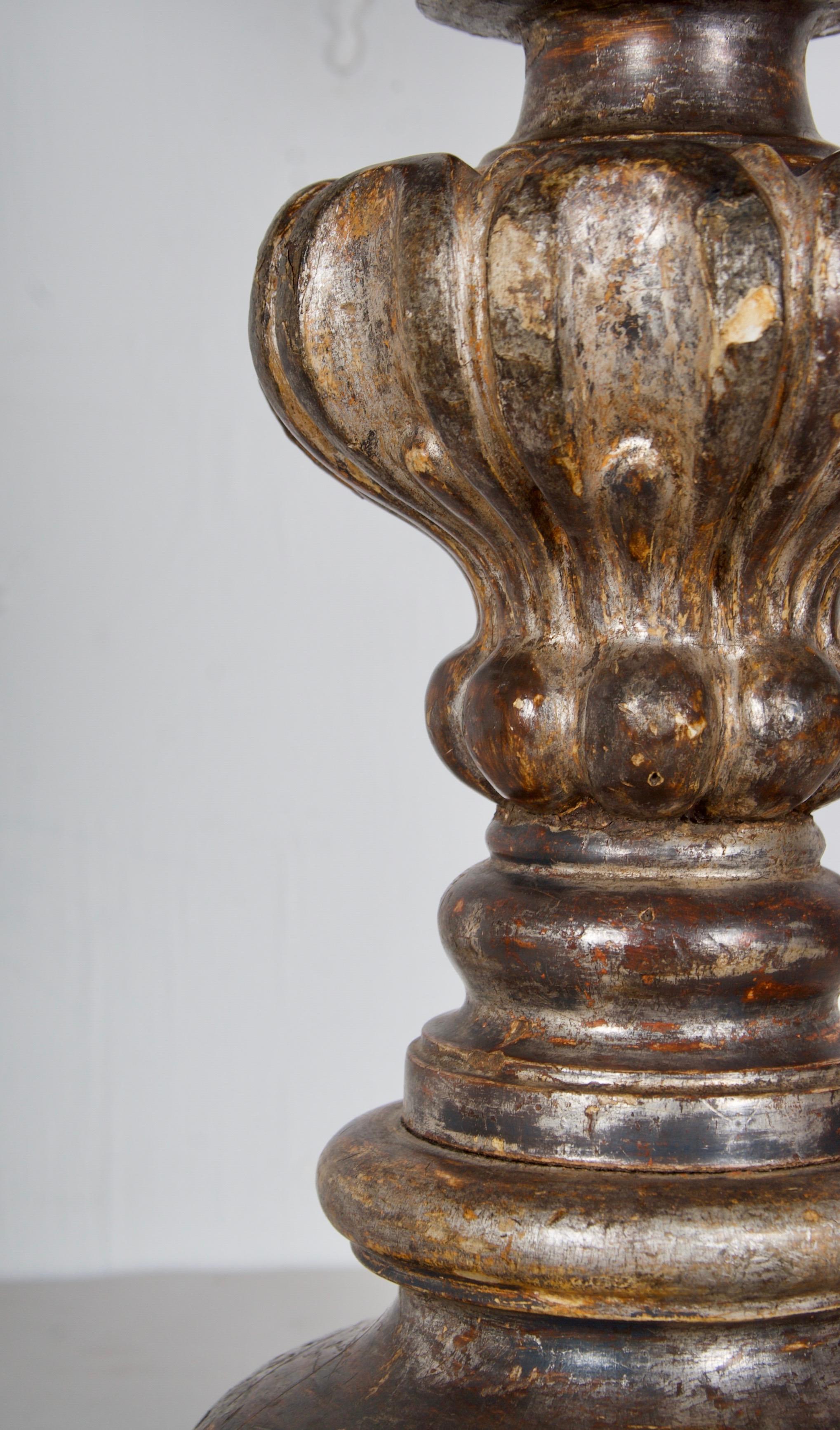 Antike Kerzenständer/ Fackeln, handgeschnitztes Holz und geschmiedetes Eisen. Drei Leuchten (Barock) im Angebot