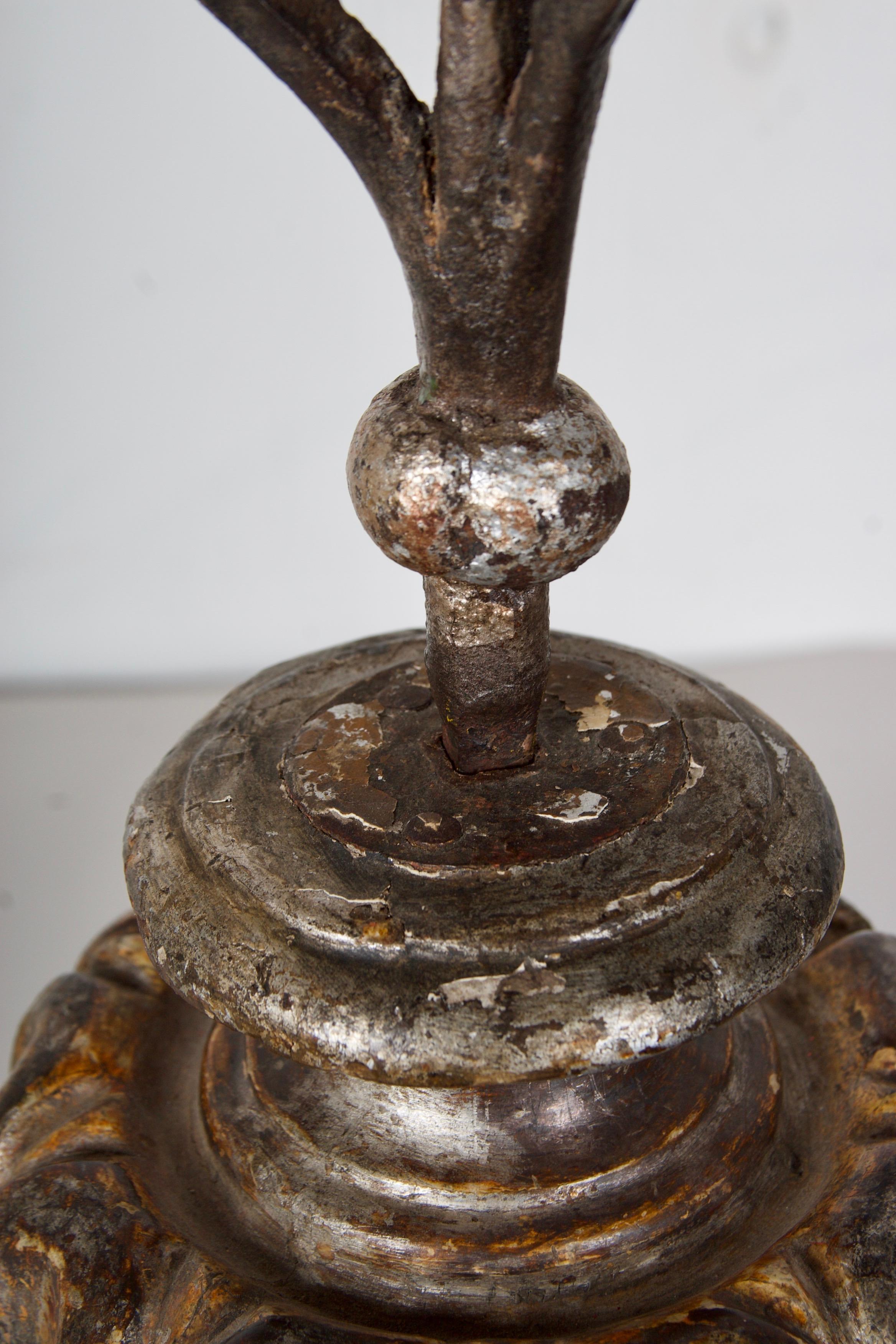 Antike Kerzenständer/ Fackeln, handgeschnitztes Holz und geschmiedetes Eisen. Drei Leuchten (Handgeschnitzt) im Angebot
