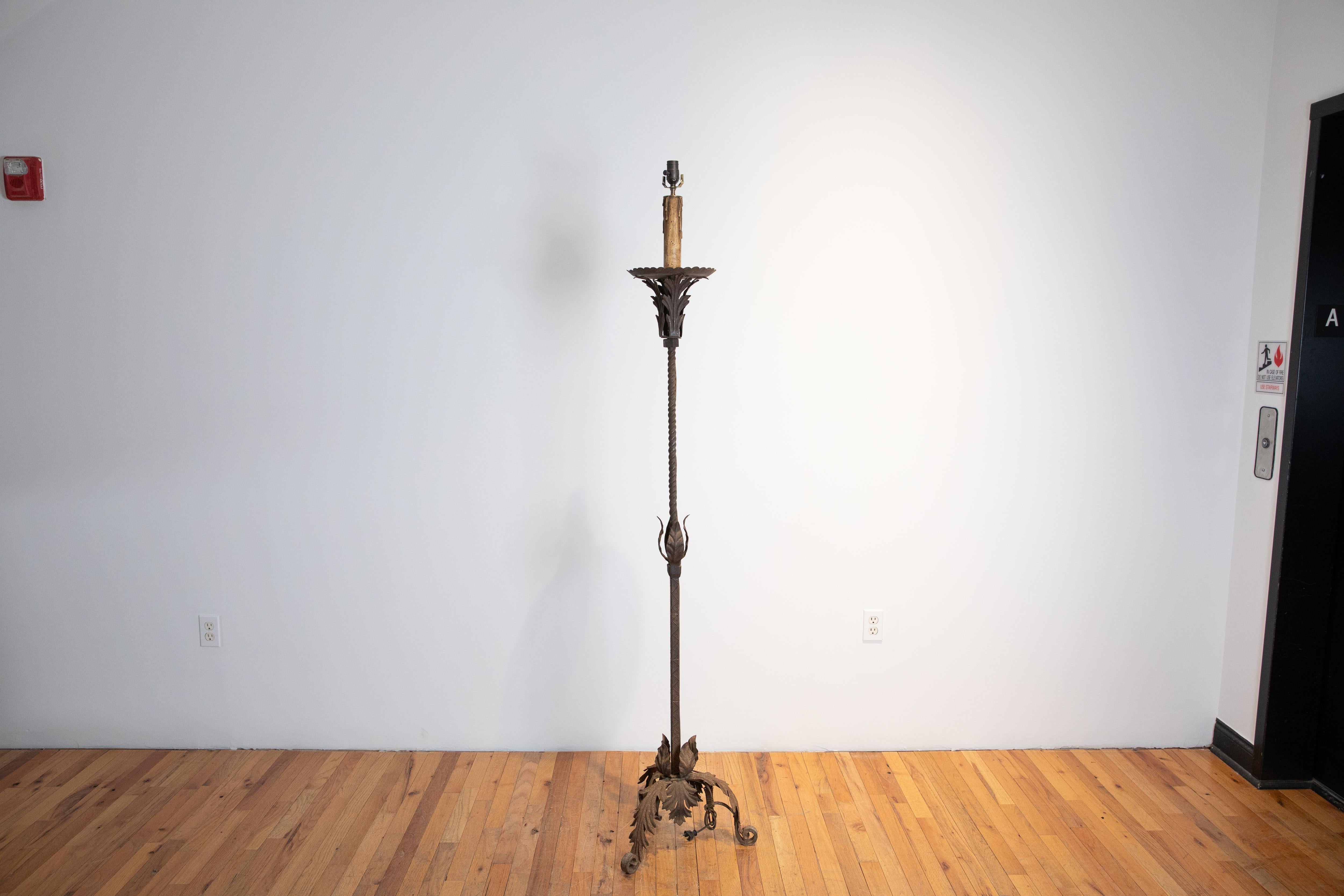 Neobarocco Lampada da terra in ferro battuto e metallo in stile barocco italiano, circa 1900 in vendita