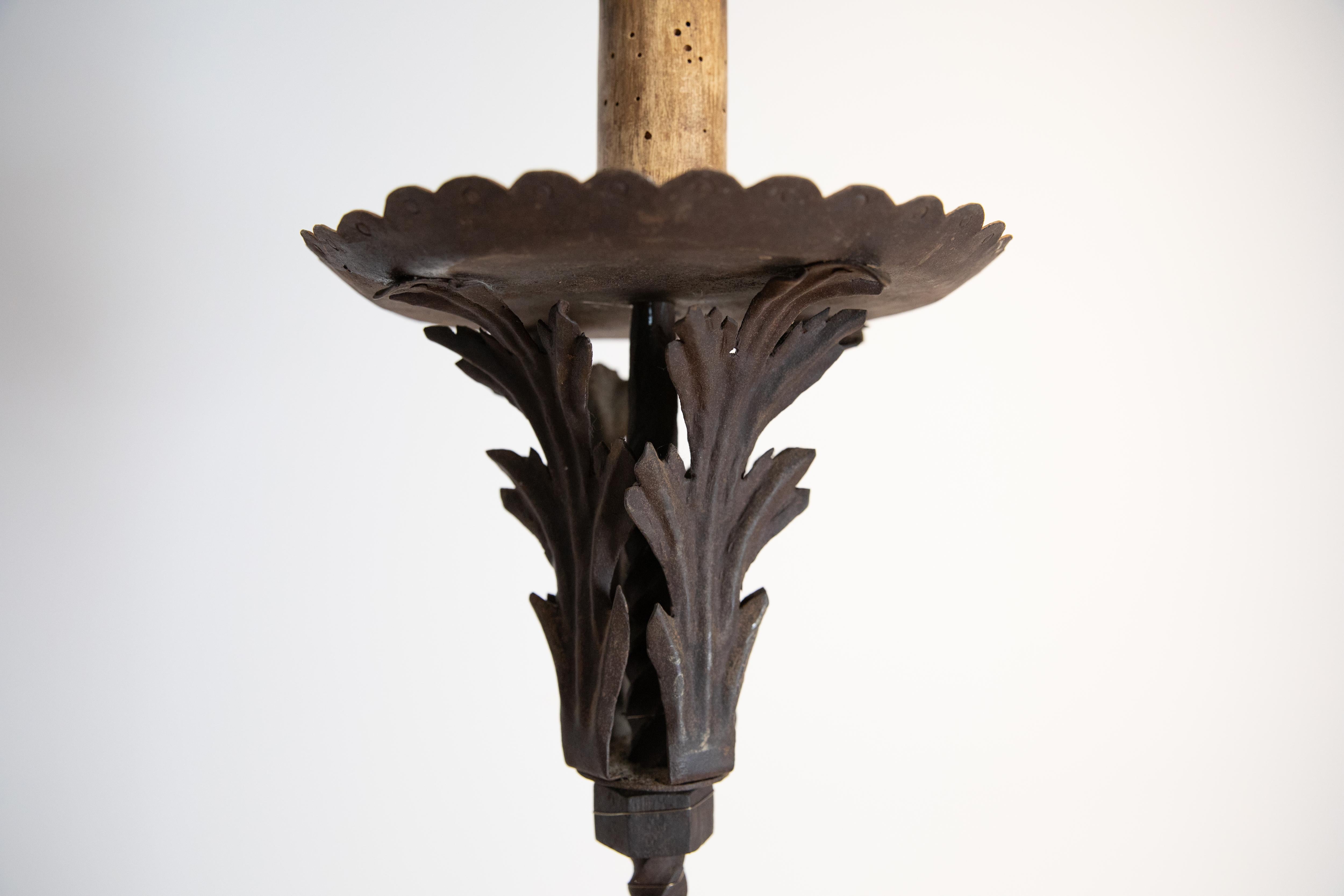 Inizio XX secolo Lampada da terra in ferro battuto e metallo in stile barocco italiano, circa 1900 in vendita