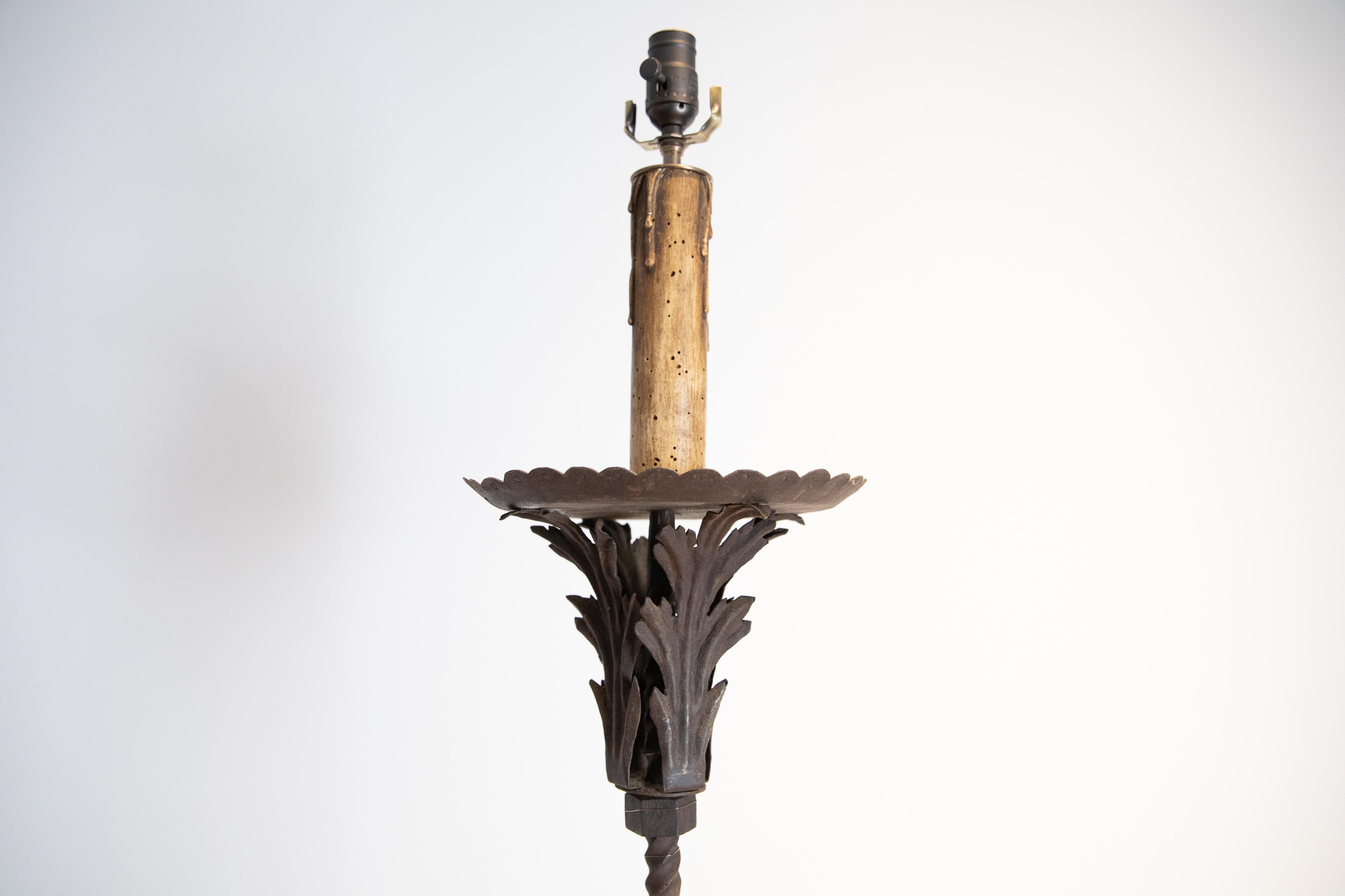 Ferro battuto Lampada da terra in ferro battuto e metallo in stile barocco italiano, circa 1900 in vendita