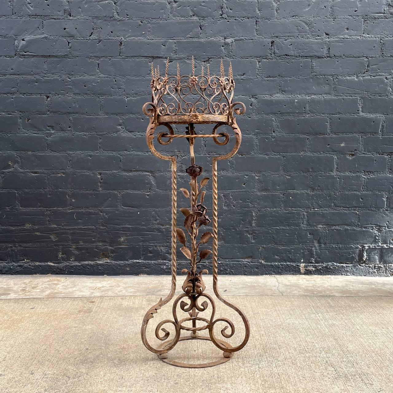 Italian Baroque Style Wrought Iron & Gilt Metal Plant Stand

Country: Italy 
Materials: Iron
Condition: Original Condition
Style: Italian Baroque
Year: 1920s

$950

Dimensions:
40”H x 14.50”W x 14.50”D