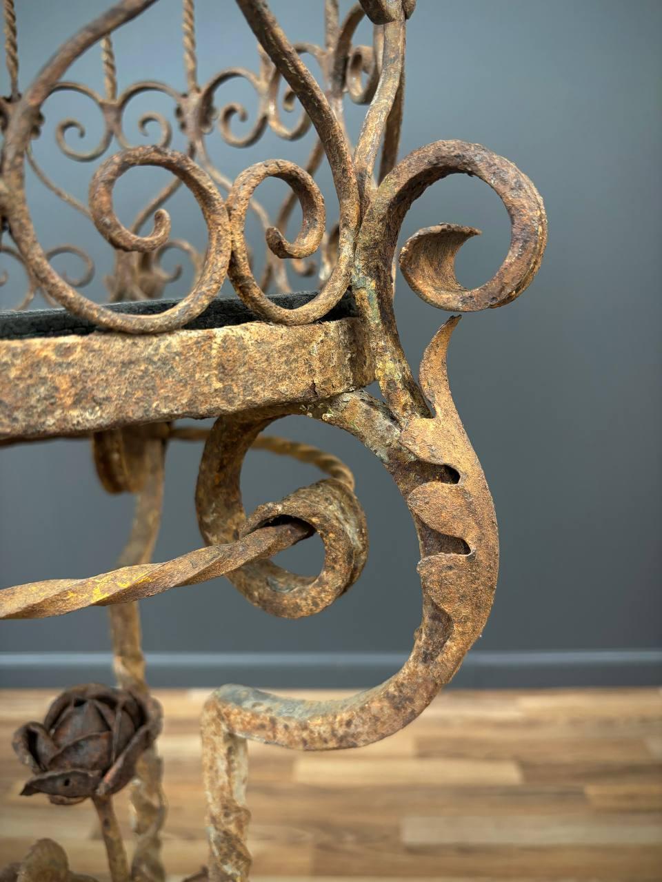 Début du 20ème siècle Jardinière en fer forgé et métal doré de style baroque italien en vente
