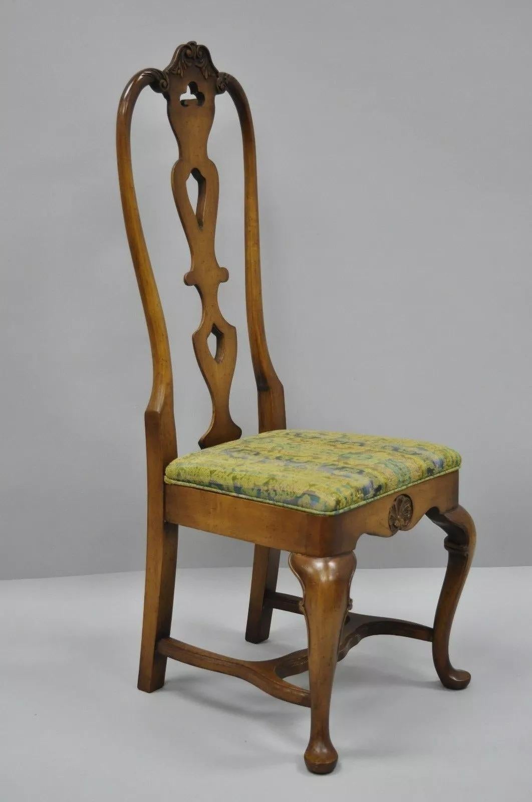 Vintage Italienisch Barock / Schwedisch Rokoko-Stil High Back Dining Side Chairs - 4er-Set von Dods Murdick. Der Artikel zeichnet sich durch eine hohe, formschöne Rückenlehne, eine Bahre, Beine im Queen-Anne-Stil, eine Massivholzkonstruktion, eine