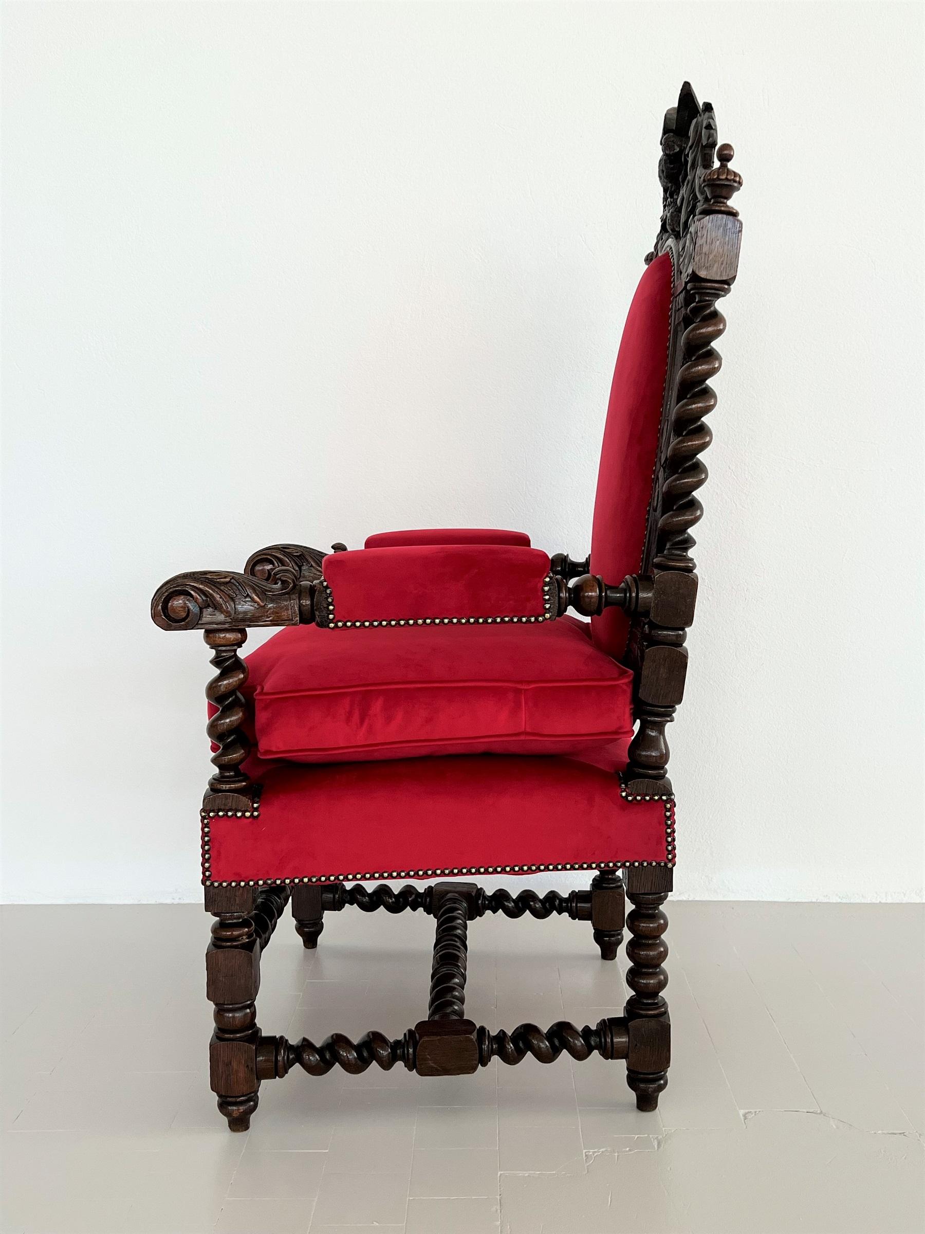 Fauteuil trône baroque italien en bois de noyer recouvert de velours en vente 4