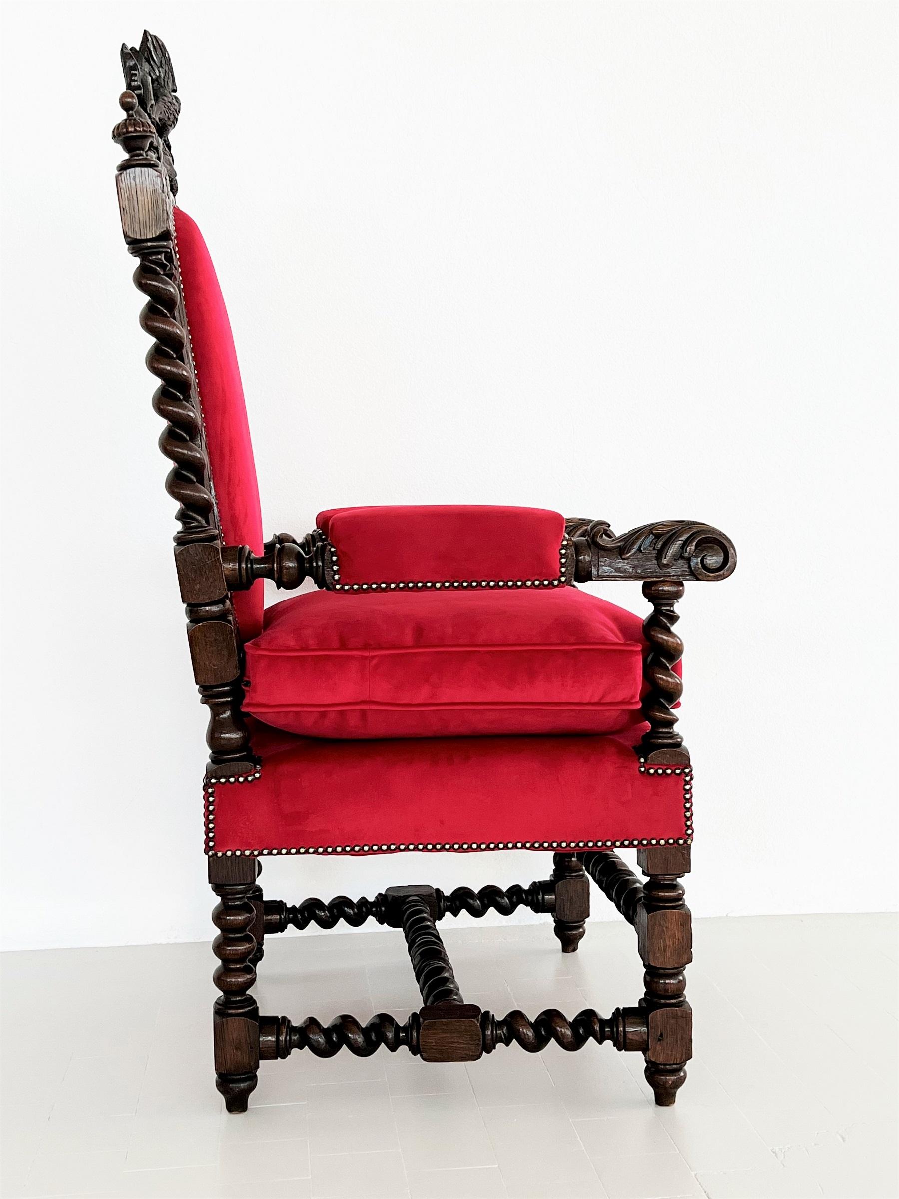 Fauteuil trône baroque italien en bois de noyer recouvert de velours en vente 7