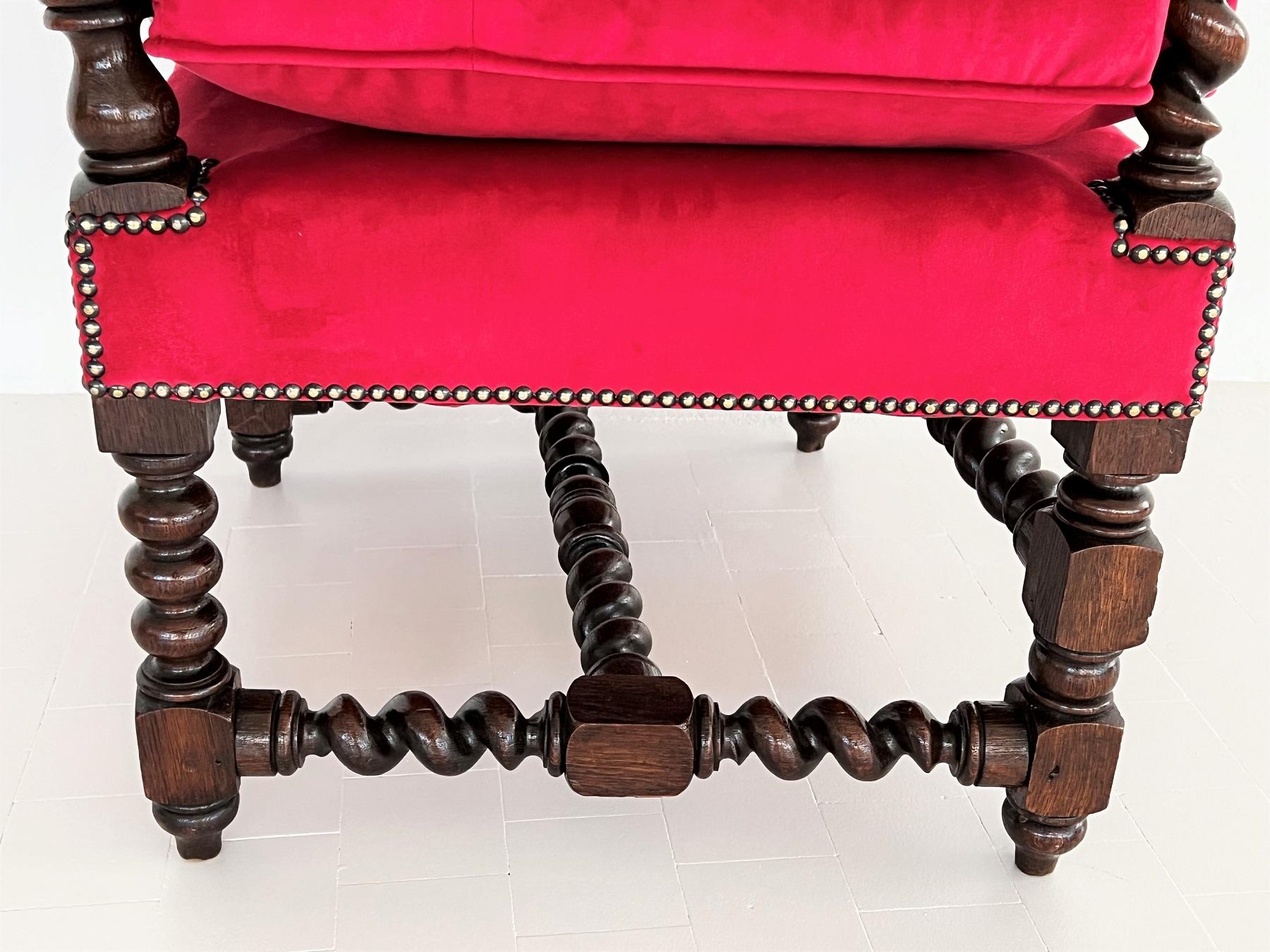 Fauteuil trône baroque italien en bois de noyer recouvert de velours en vente 8