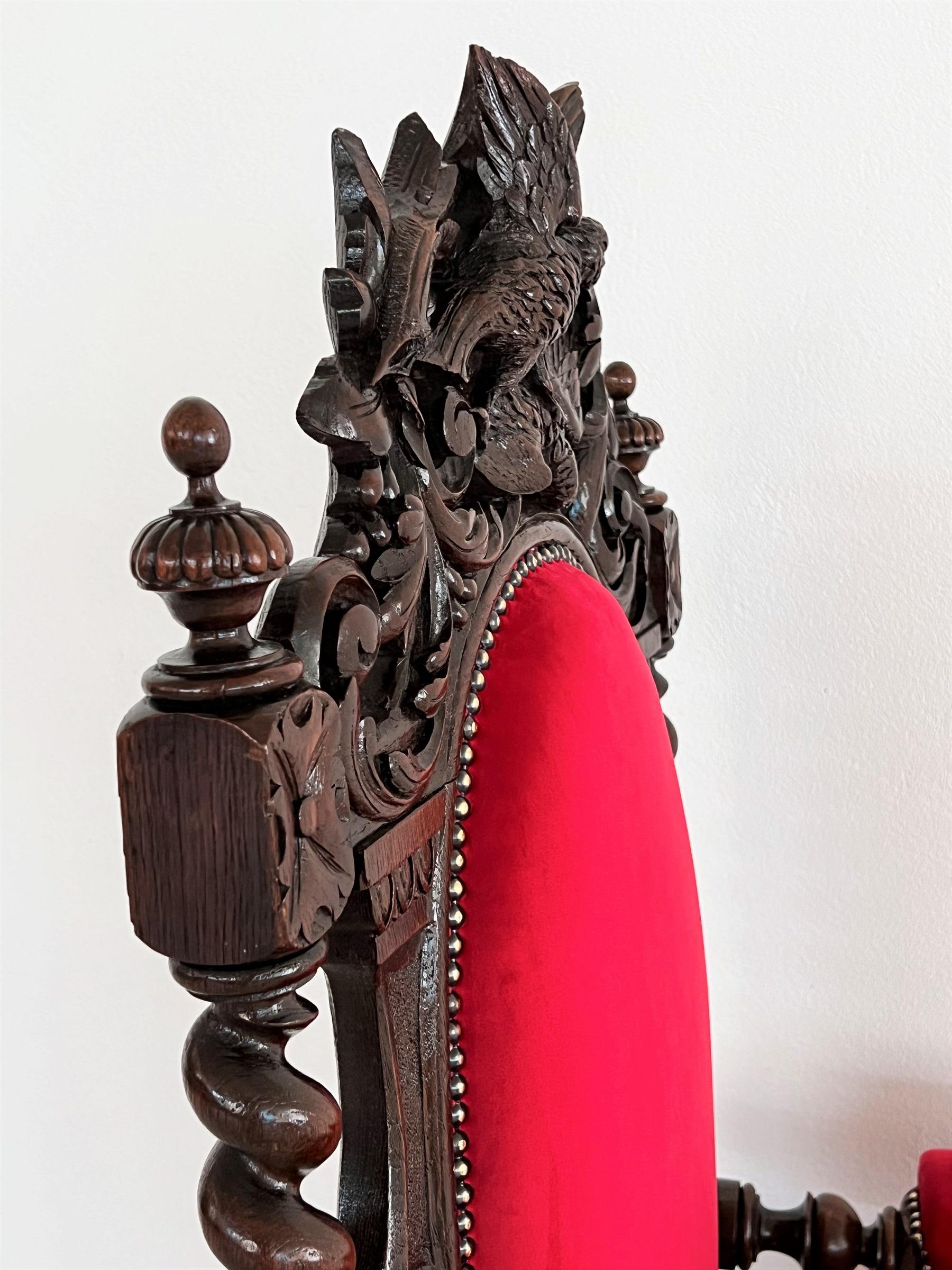Fauteuil trône baroque italien en bois de noyer recouvert de velours en vente 9
