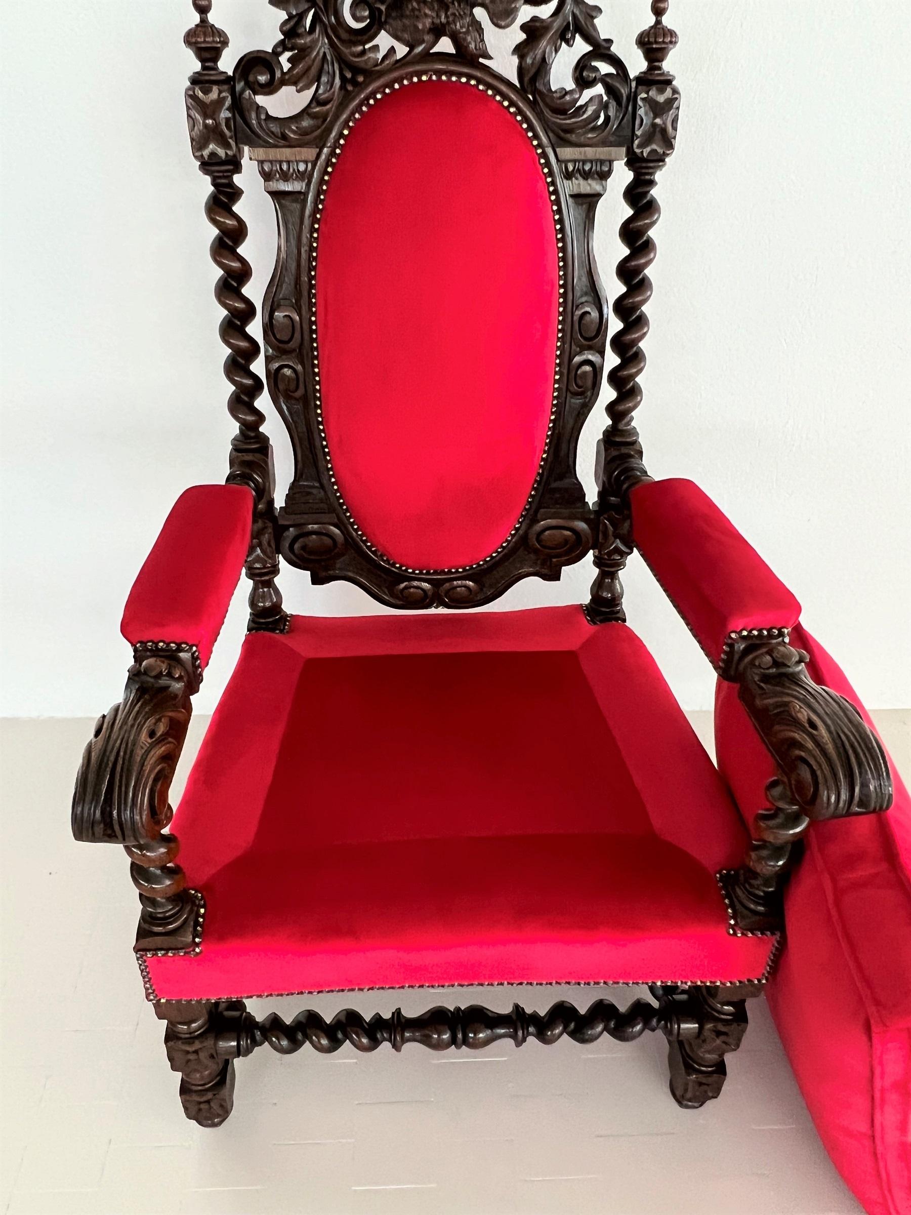 Fauteuil trône baroque italien en bois de noyer recouvert de velours en vente 10