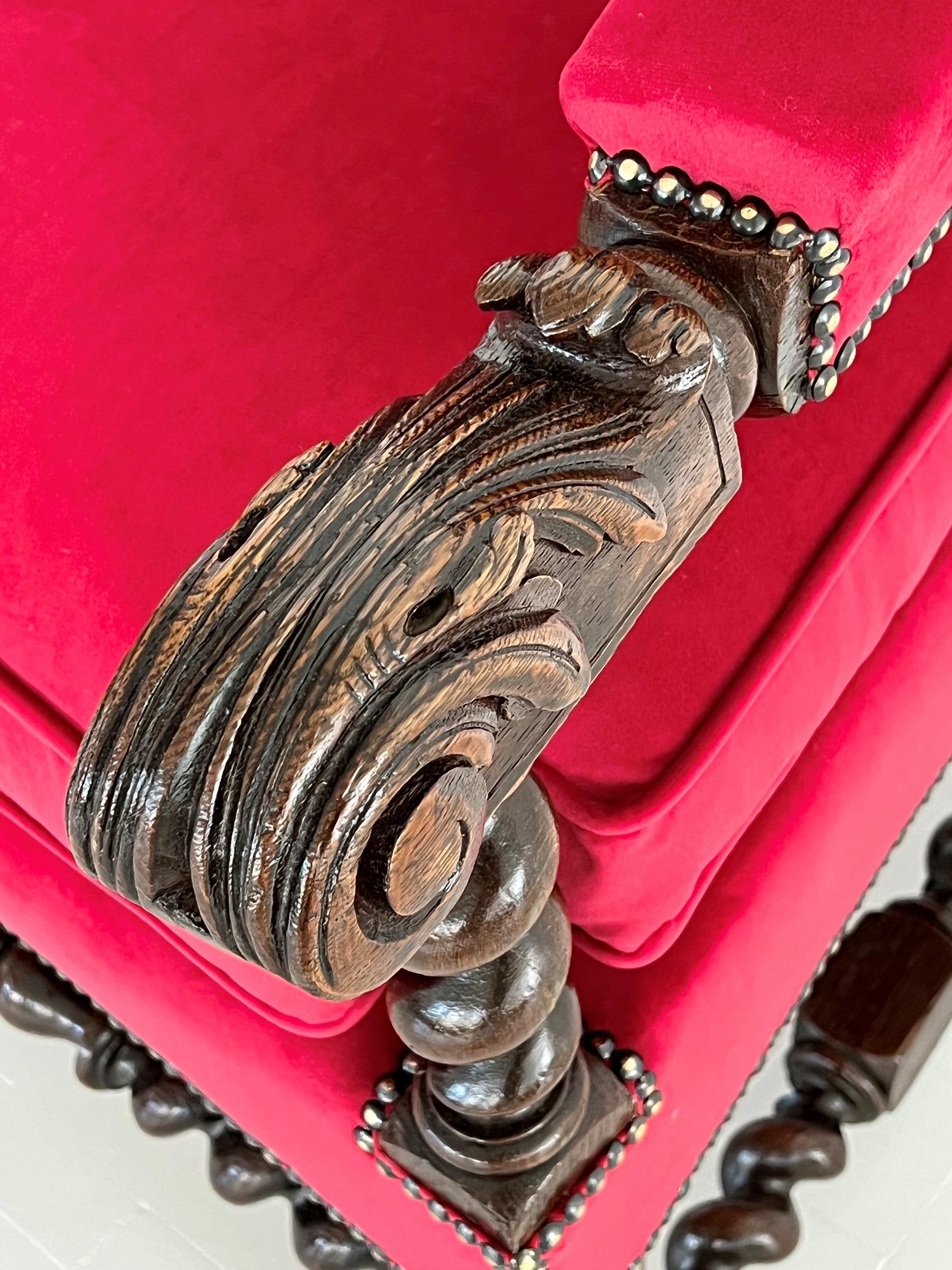 Fauteuil trône baroque italien en bois de noyer recouvert de velours Bon état - En vente à Morazzone, Varese