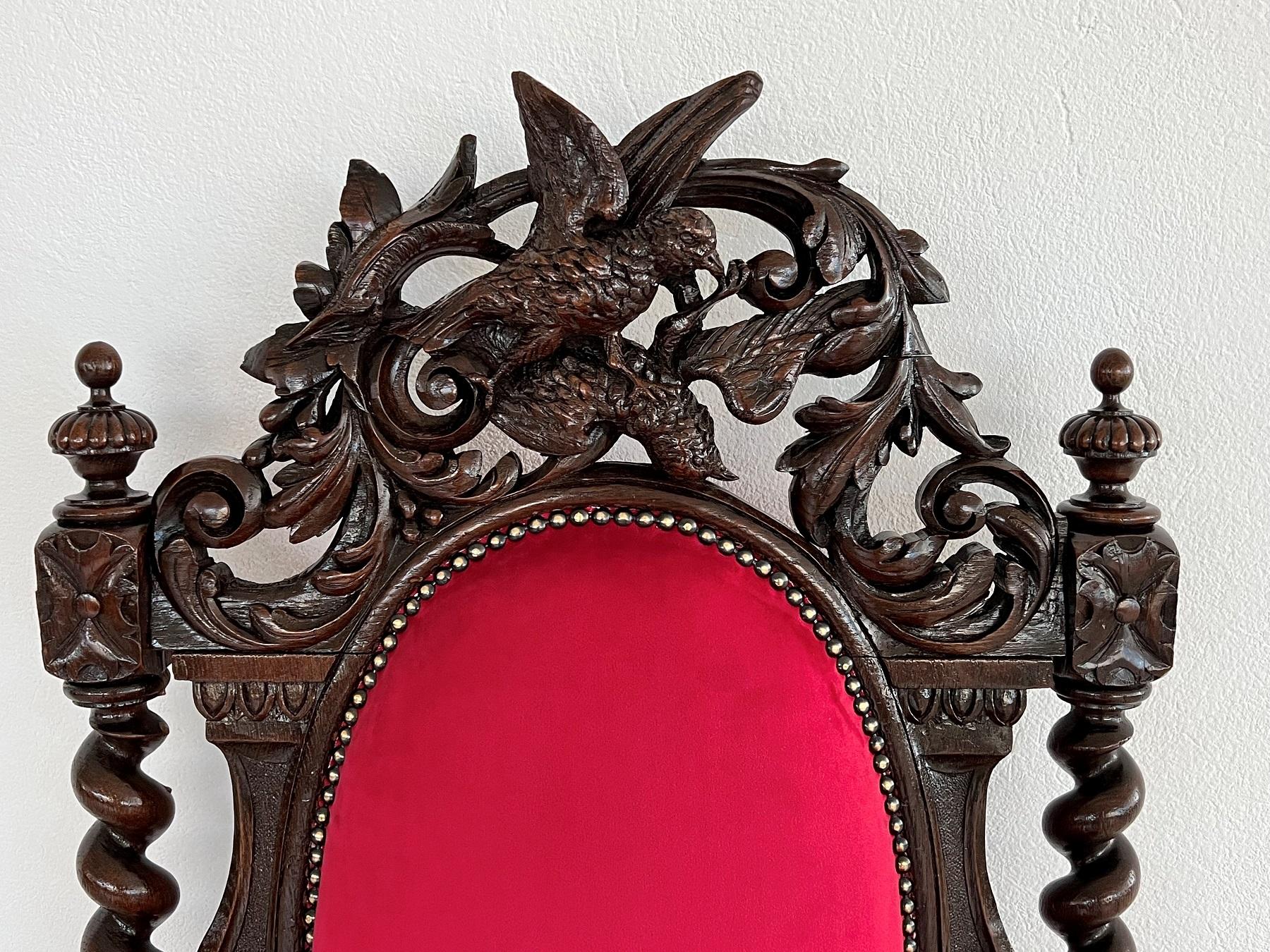 Italian Baroque Throne Armchair in Nutwood Reupholstered in Velvet For Sale 1