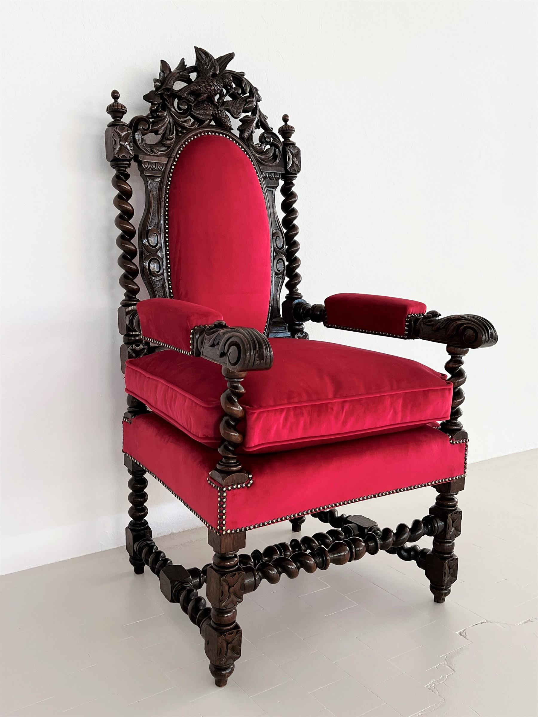 Fauteuil trône baroque italien en bois de noyer recouvert de velours en vente 1
