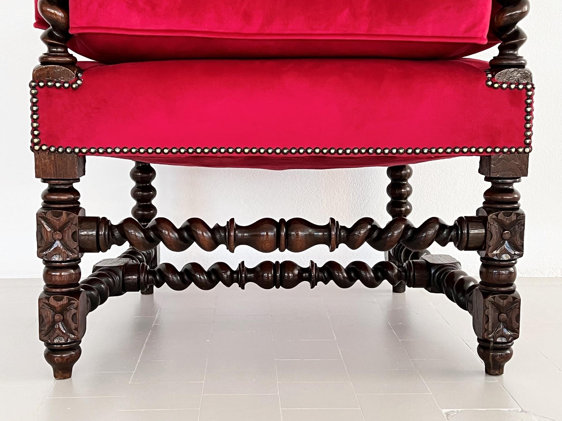 Fauteuil trône baroque italien en bois de noyer recouvert de velours en vente 2