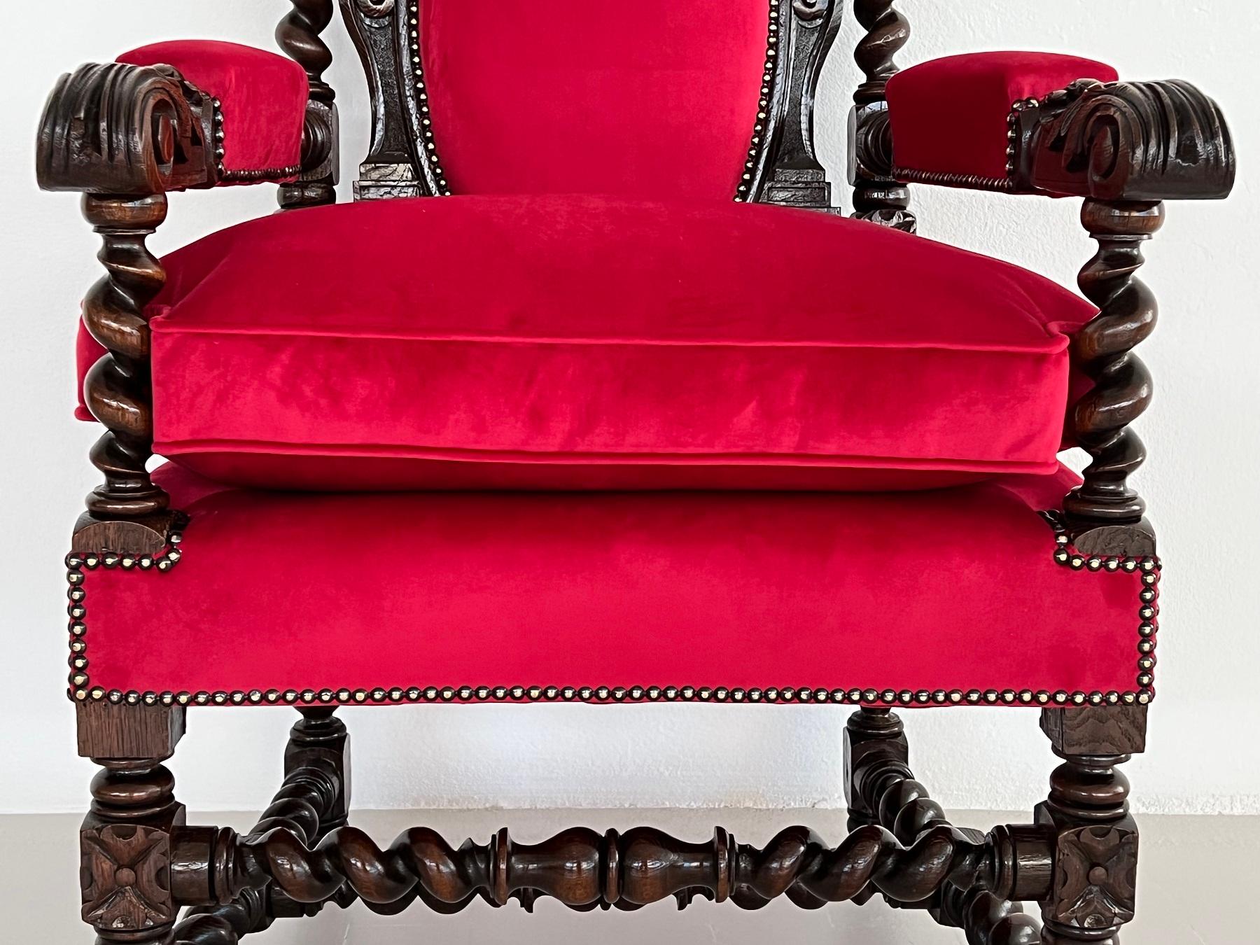 Fauteuil trône baroque italien en bois de noyer recouvert de velours en vente 3