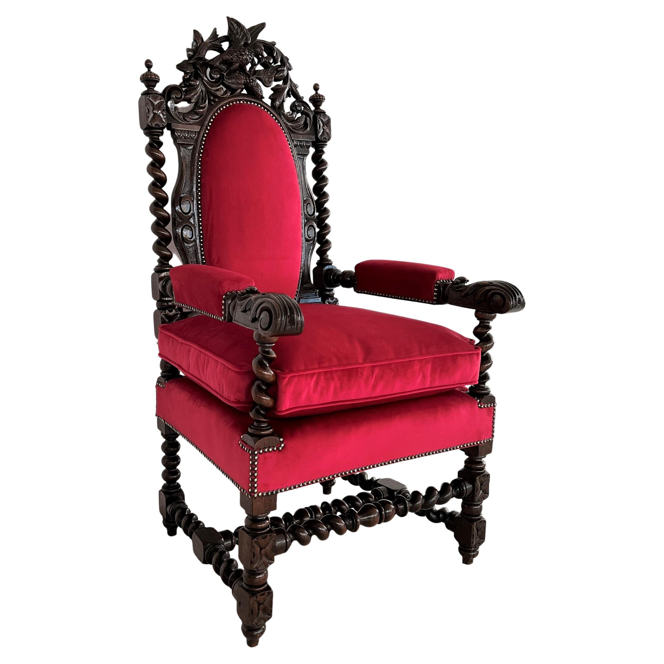 Fauteuil trône baroque italien en bois de noyer recouvert de velours