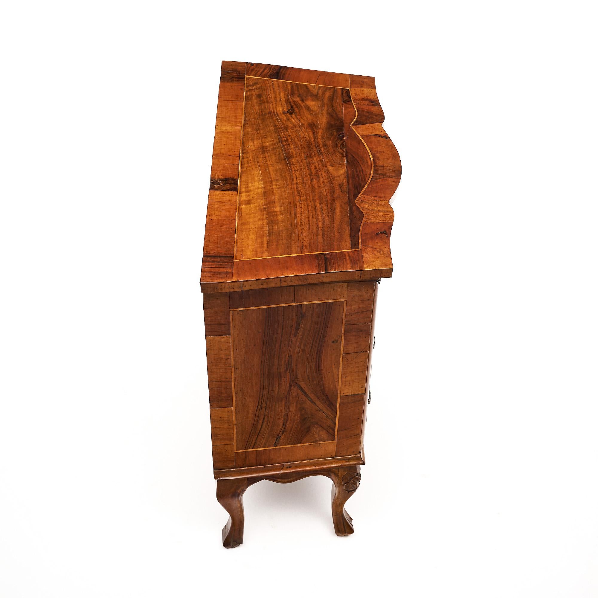Italienische barocke venezianische Truhe (Kirsche) im Angebot